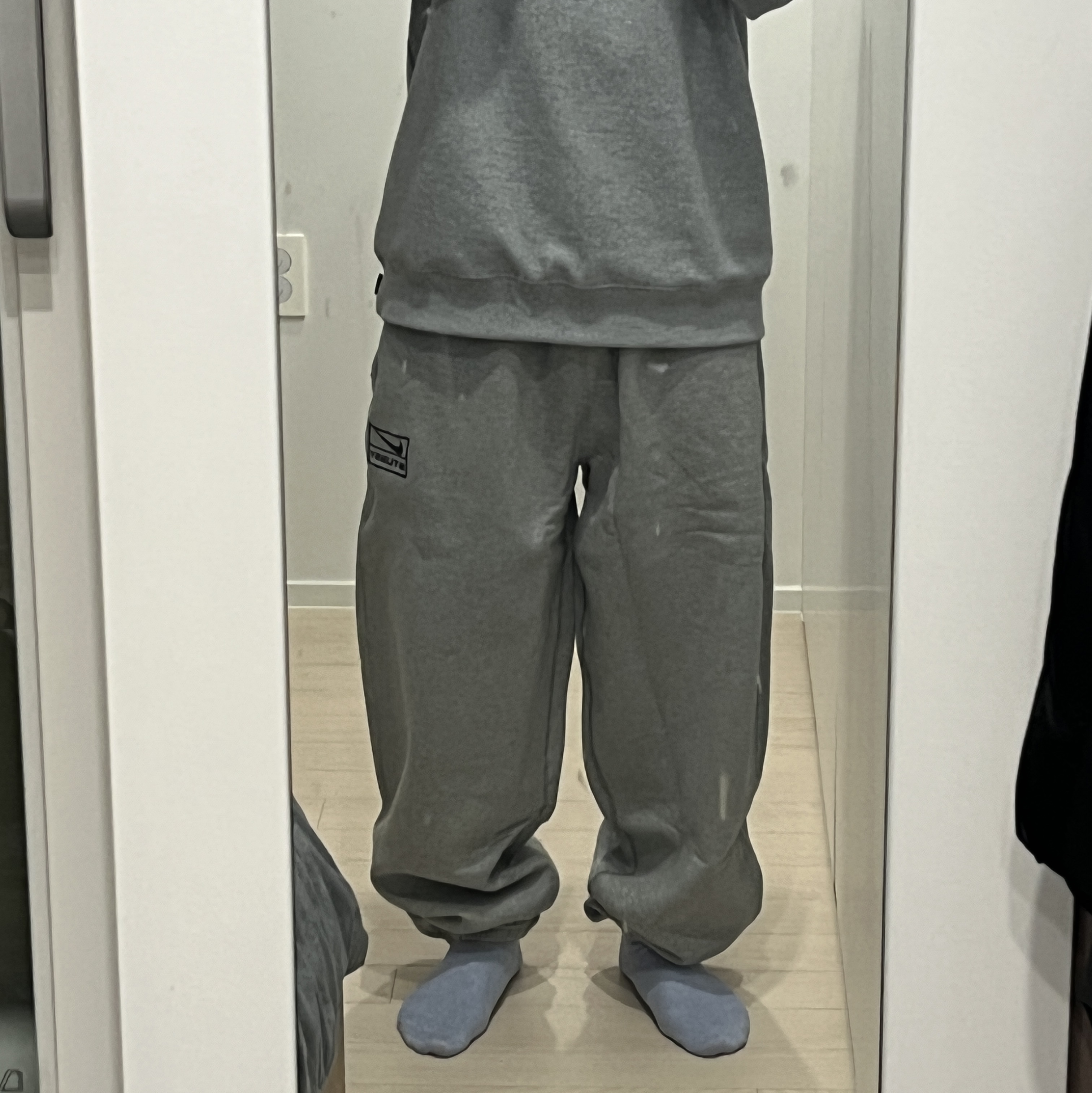 Nike x Stussy NRG Fleece Pants Dark Grey Heather (DO9340-063) 착용 스타일 - 2