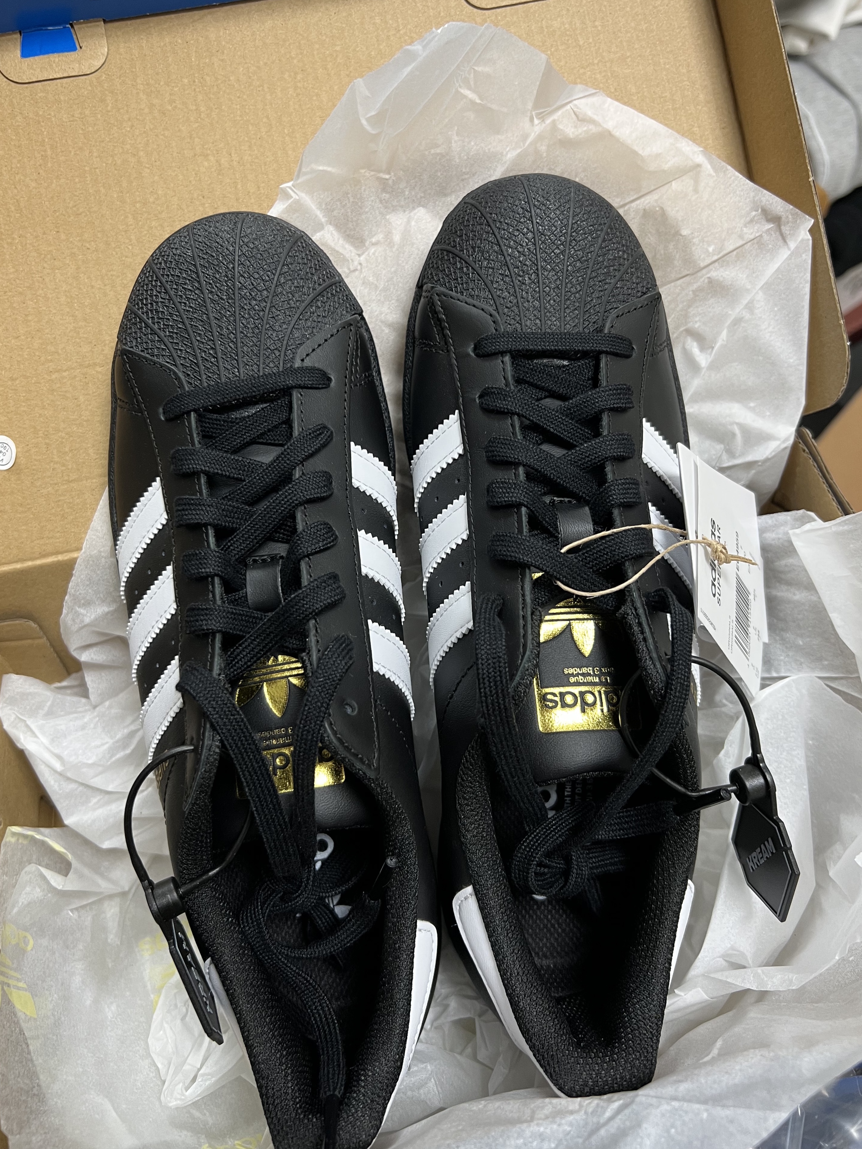 Adidas Superstar Core Black White 착용 스타일