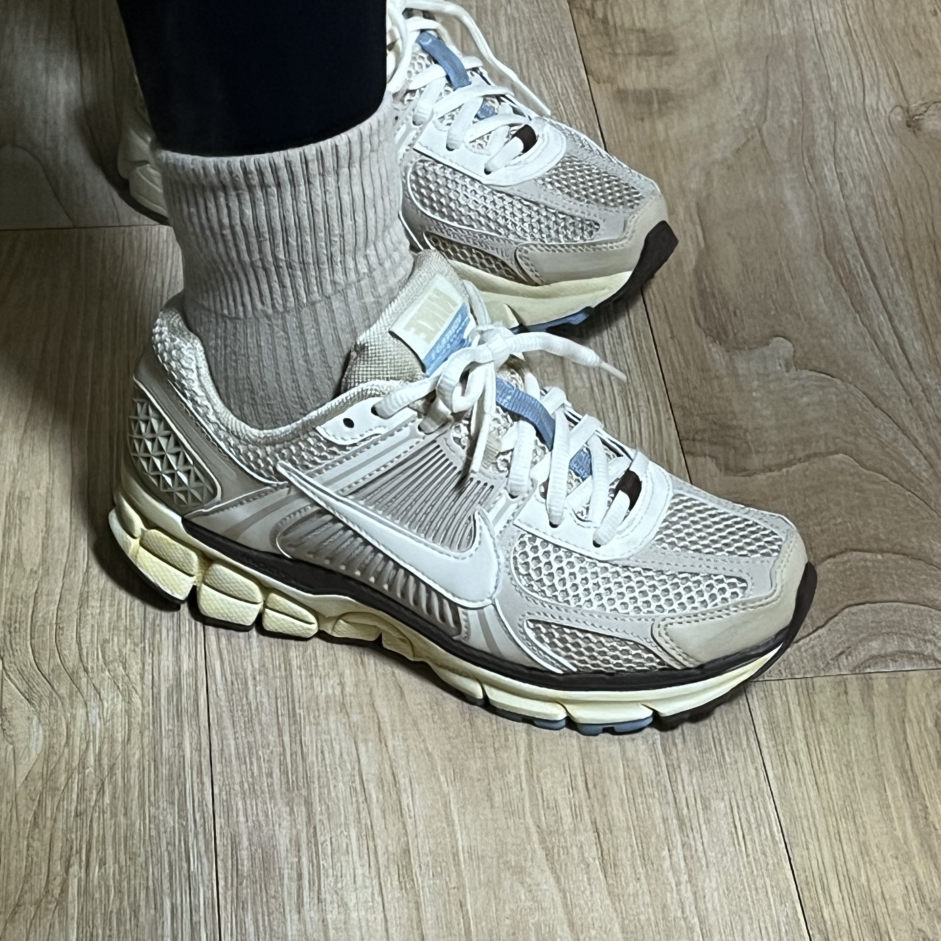 (W) Nike Zoom Vomero 5 Oatmeal 착용 스타일