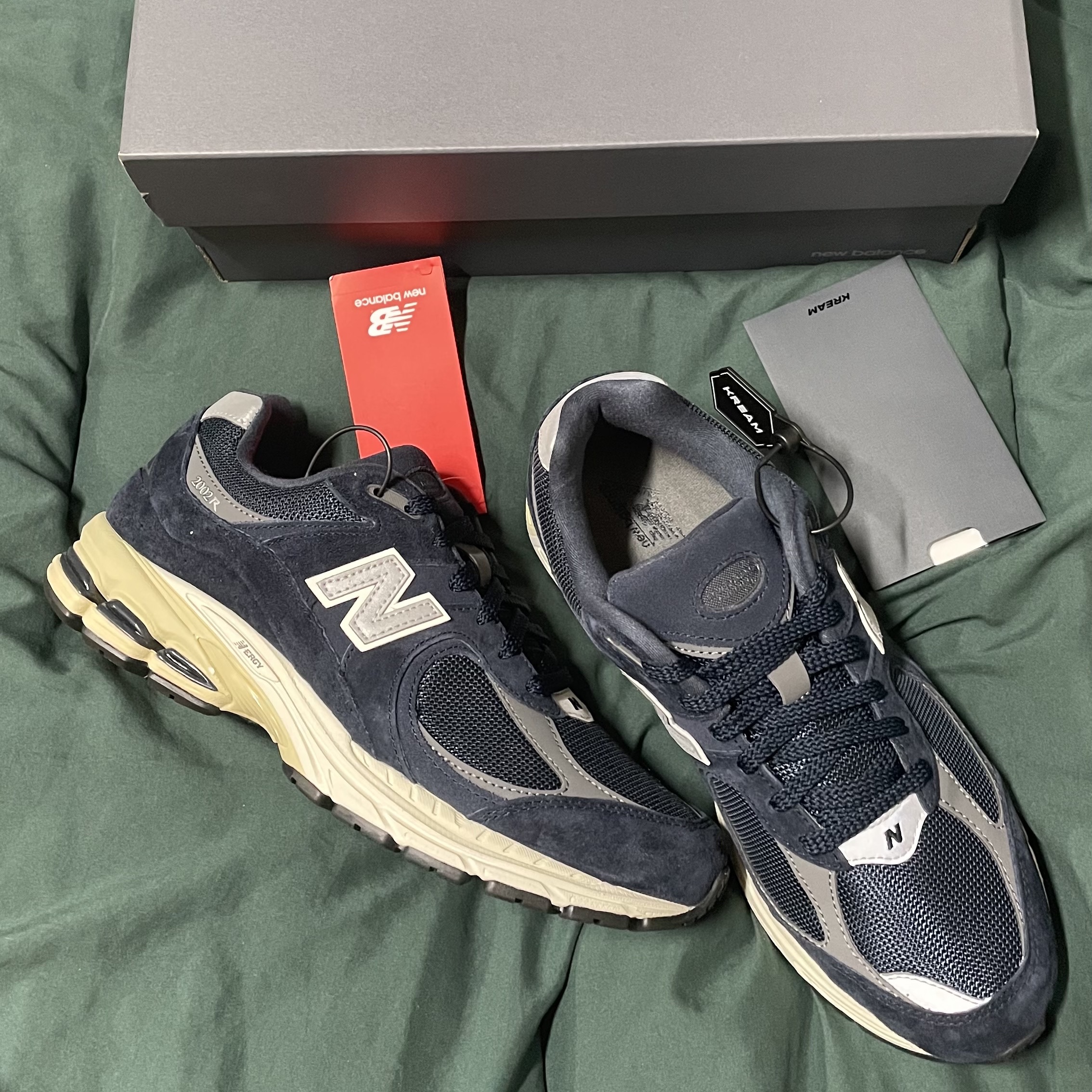 New Balance 2002R Eclipse Castlerock 착용 스타일