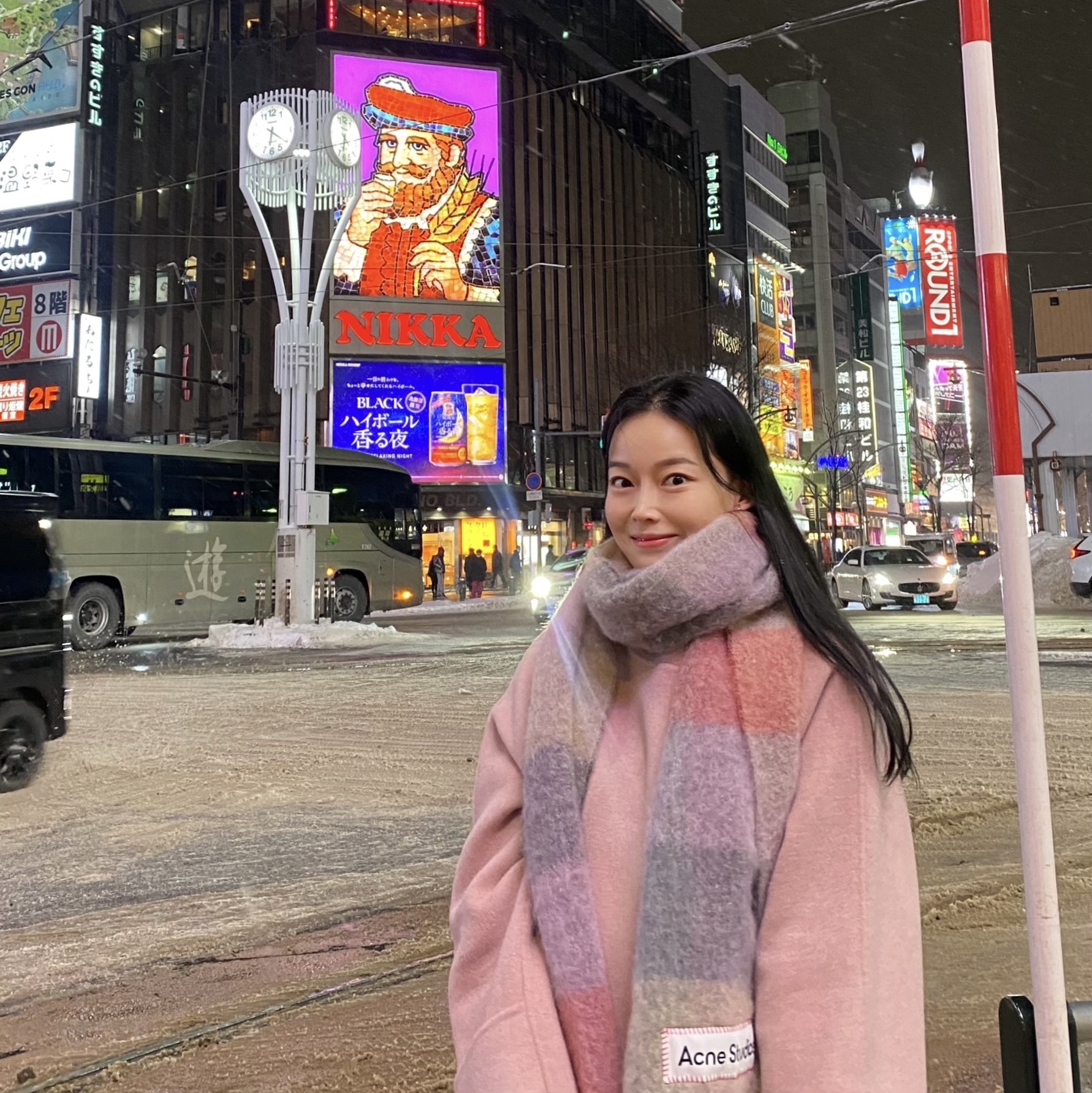 Acne Studios Mohair Check Muffler Fuchsia Lilac Pink 착용 스타일
