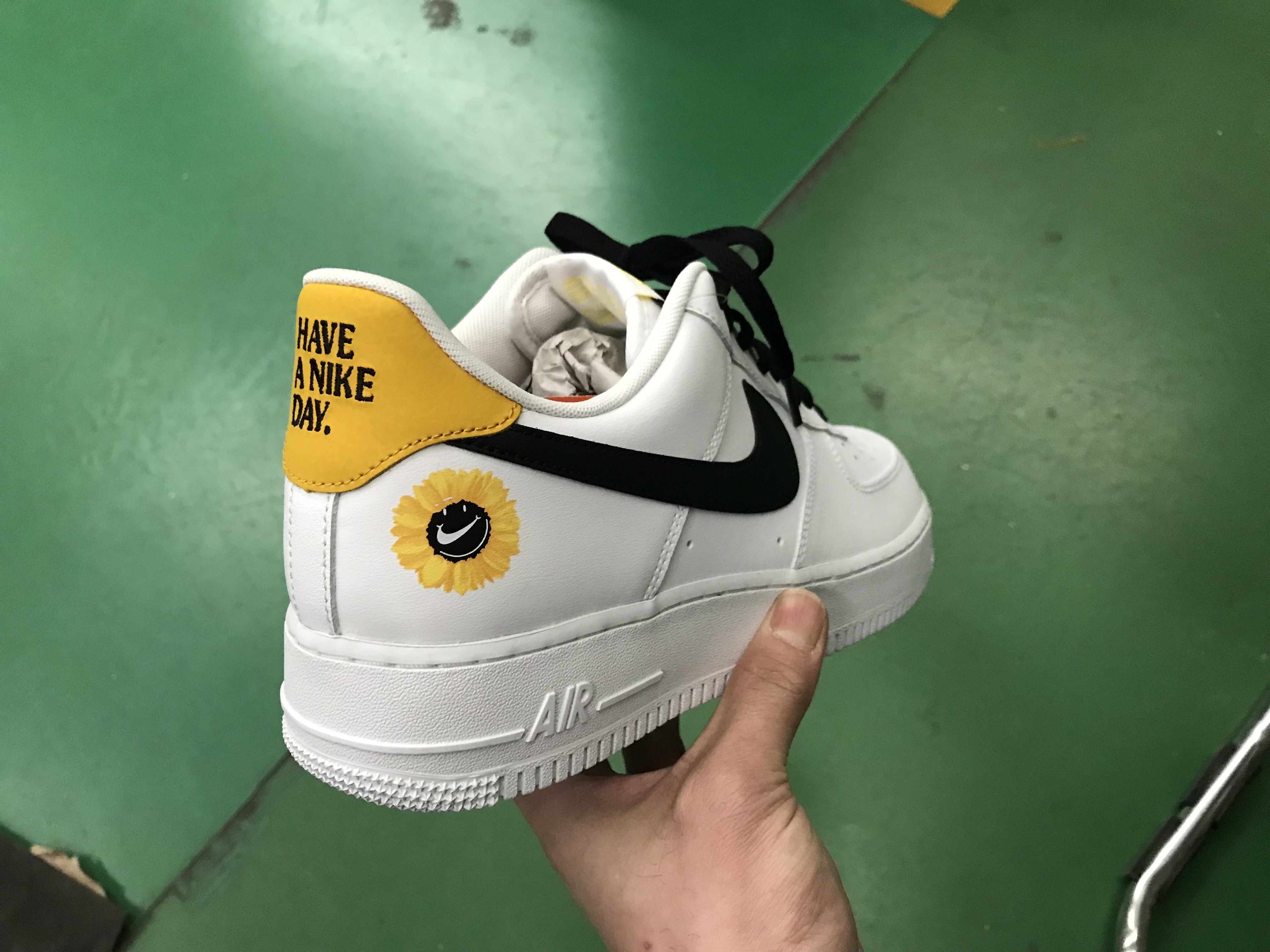 Nike Air Force 1 '07 LV8 2 Have a Nike Day 착용 스타일 - 3