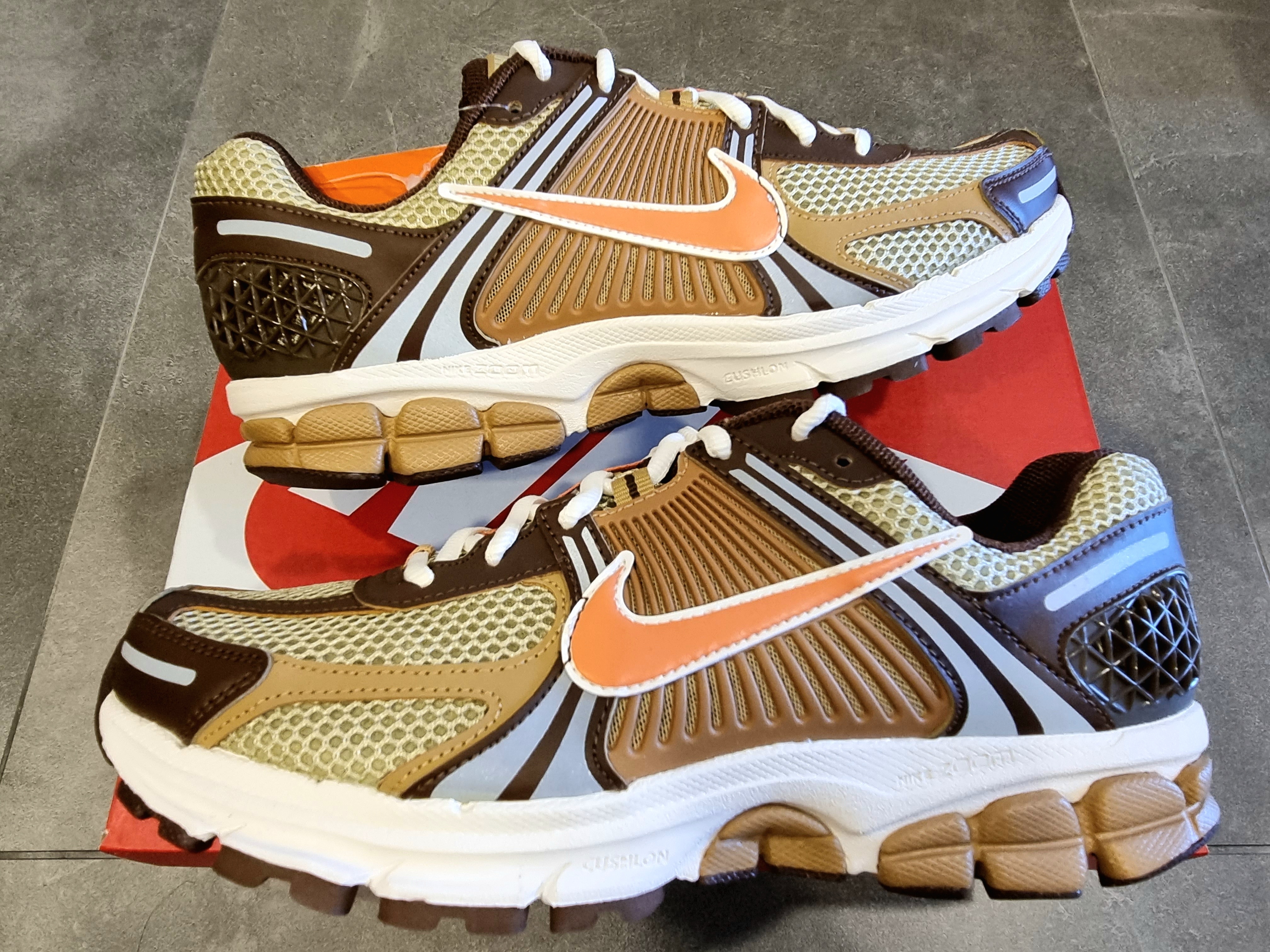 Nike Zoom Vomero 5 Wheat Grass and Cacao Wow 착용 스타일 - 2