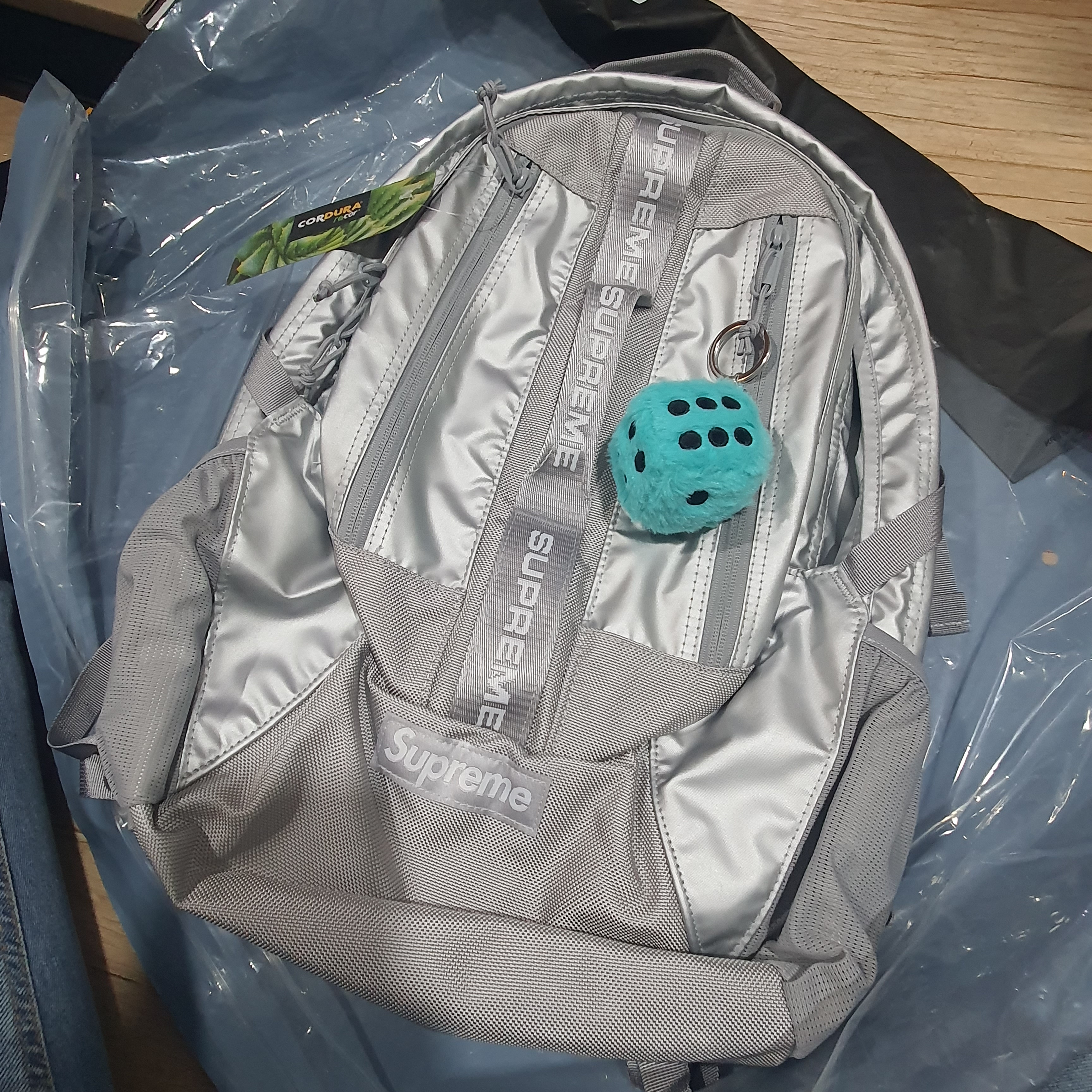 Supreme Backpack Silver - 22FW, Stussy Fuzzy Dice Keychain Teal 착용 스타일