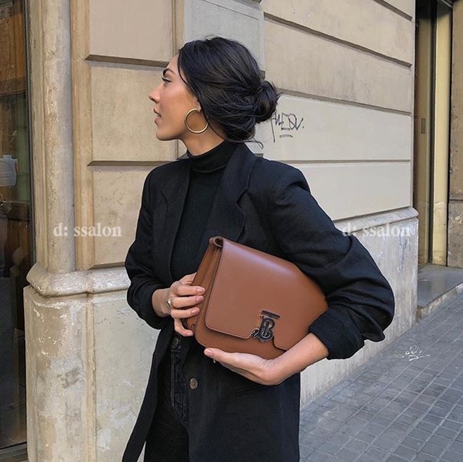 Burberry Medium TB Shoulder Bag Malt Brown 착용 스타일