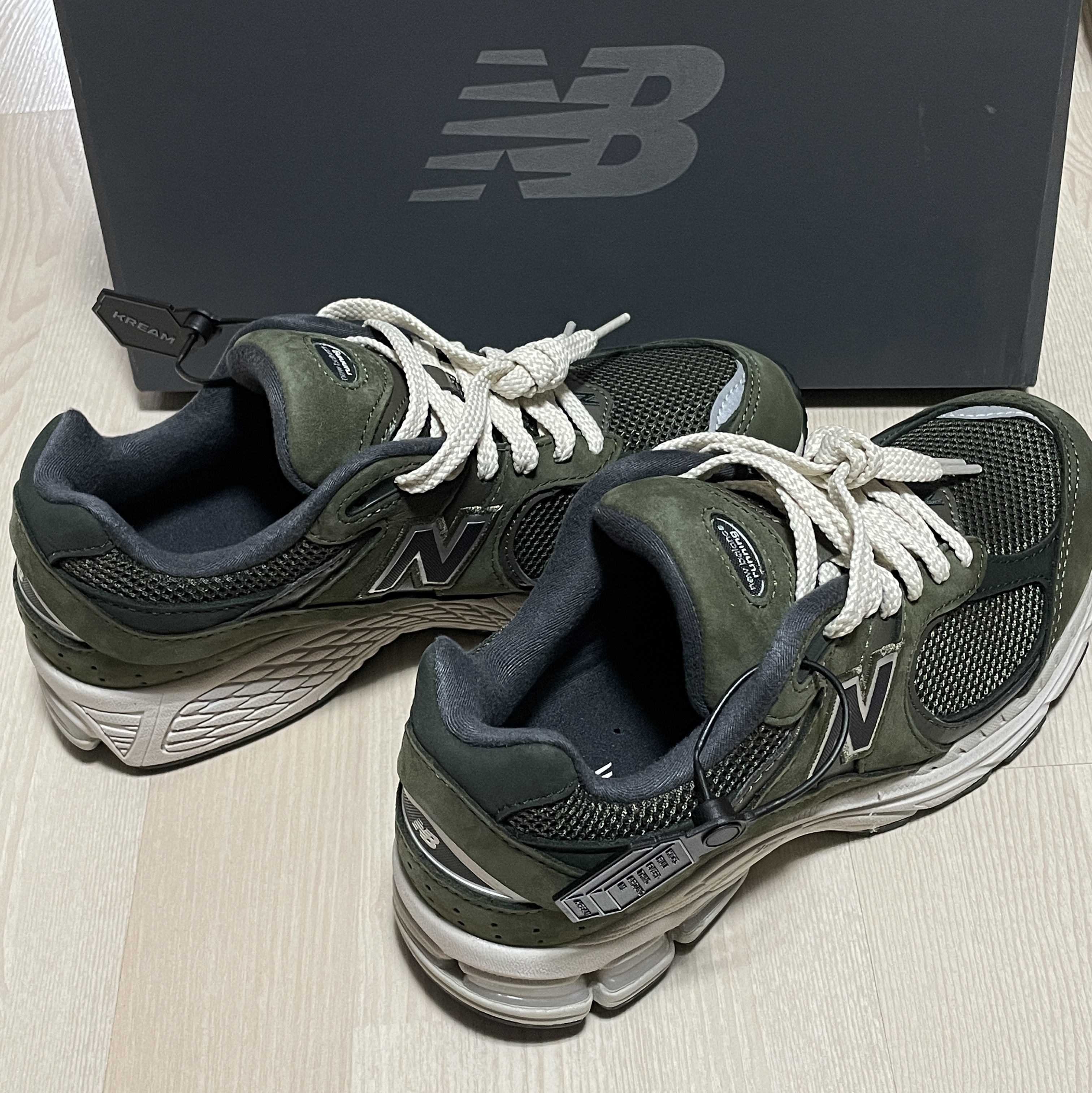 New Balance 2002R Grape Leaf 착용 스타일 - 3