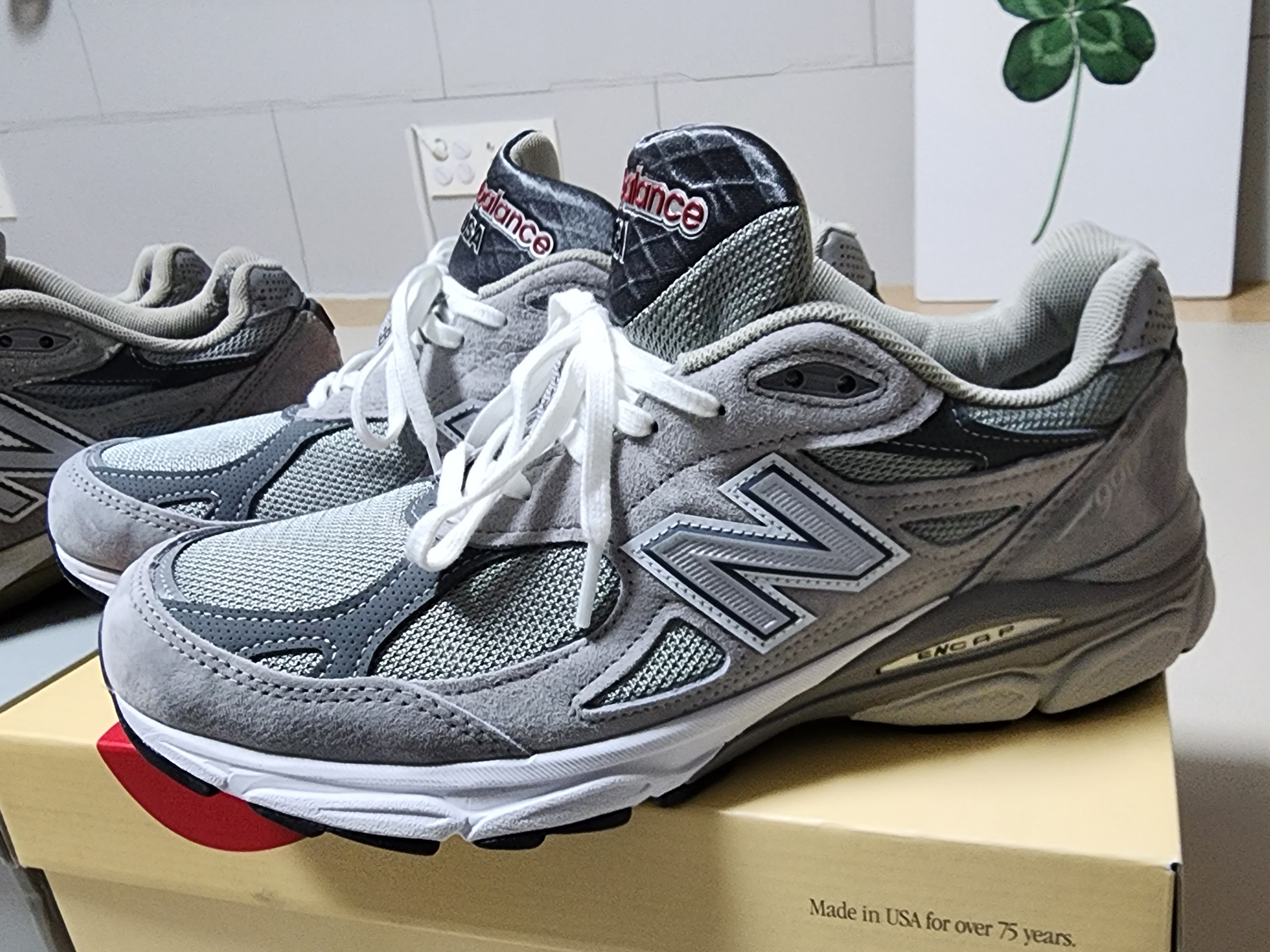 New Balance 990v3 Made in USA Grey - D Standard, New Balance 990v3 Made in USA Sea Salt 착용 스타일 - 2