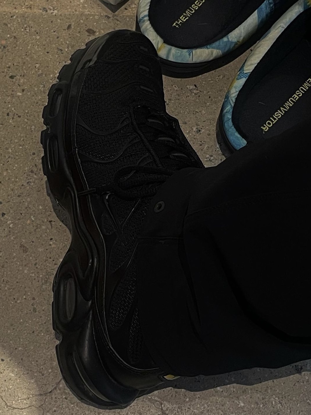 Nike Air Max Plus Triple Black 착용 스타일