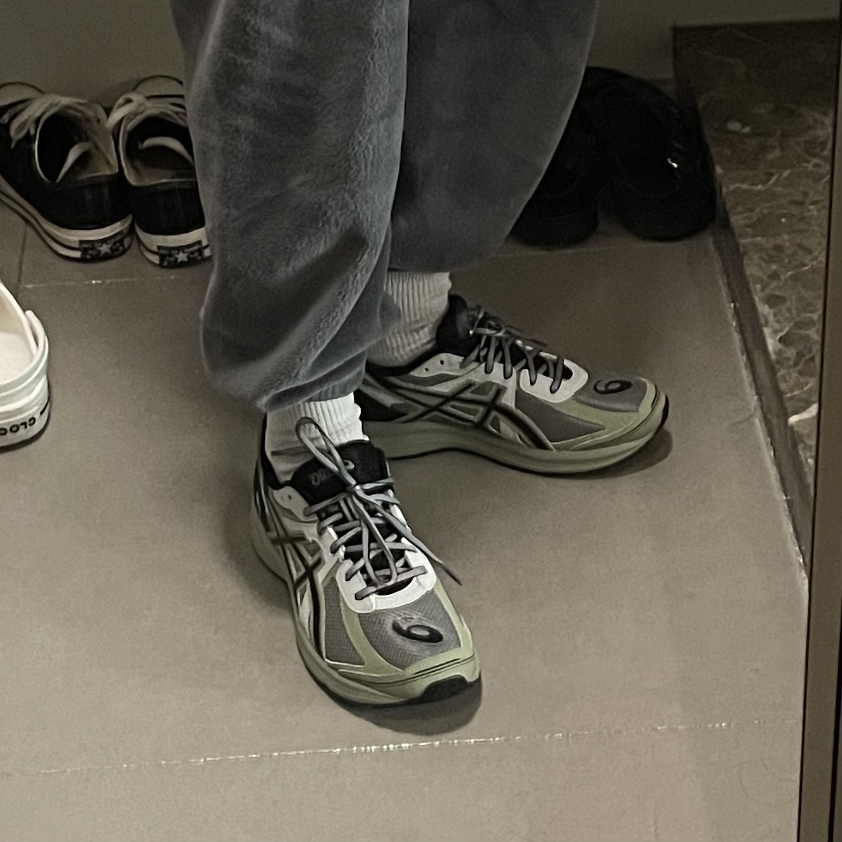 Asics Jog 100 S Sheet Rock - 2E Wide 착용 스타일 - 1