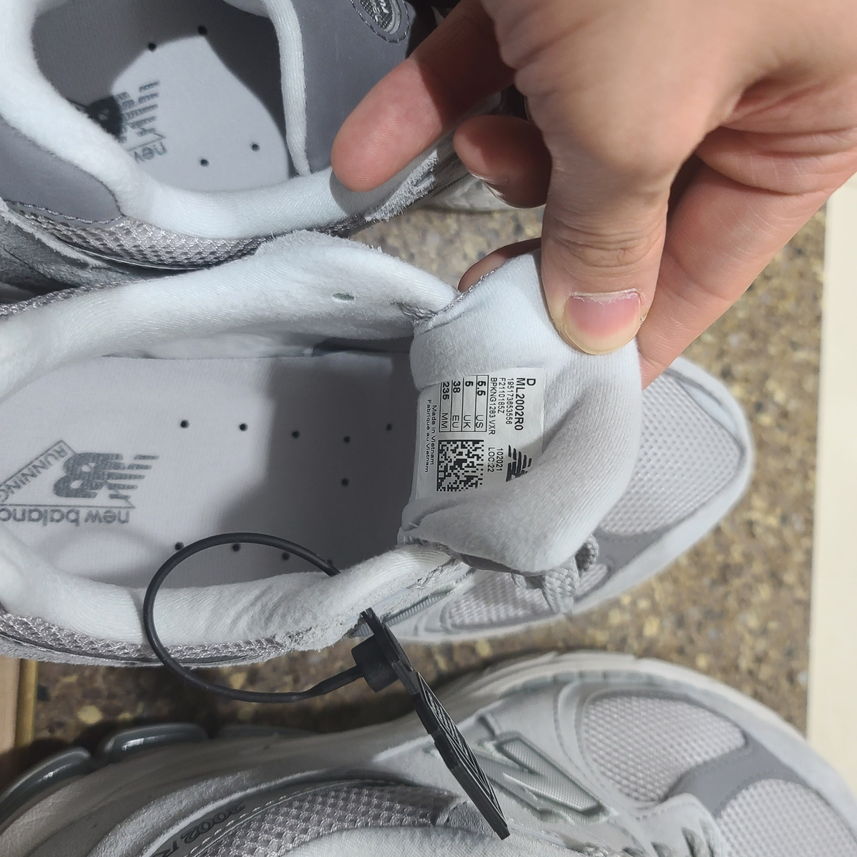 New Balance 2002R T2 Gray 착용 스타일 - 2