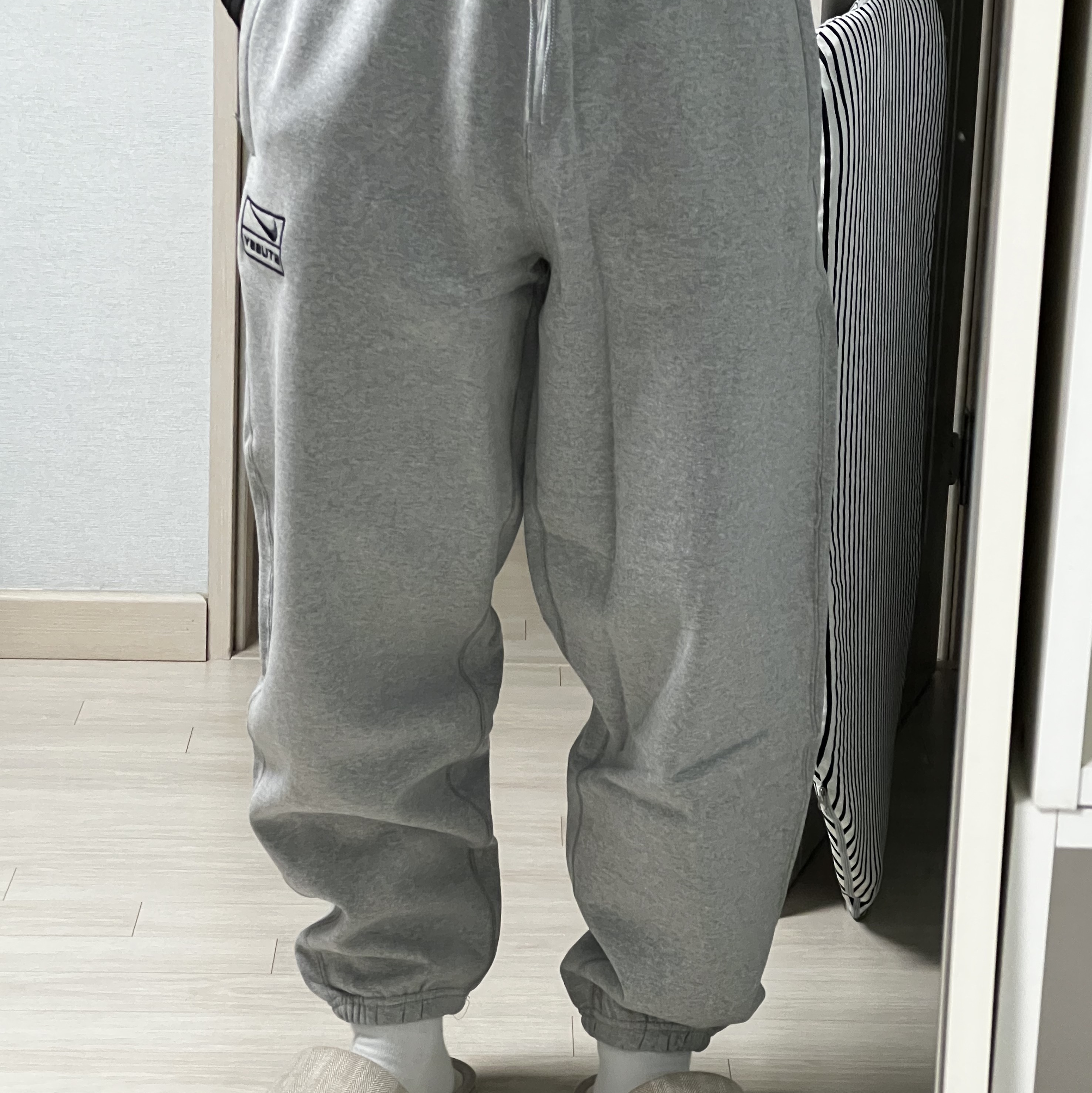 Nike x Stussy NRG Fleece Crewneck Dark Grey Heather (DO9337-063), Nike x Stussy NRG Fleece Pants Dark Grey Heather (DO9340-063) 착용 스타일 - 4