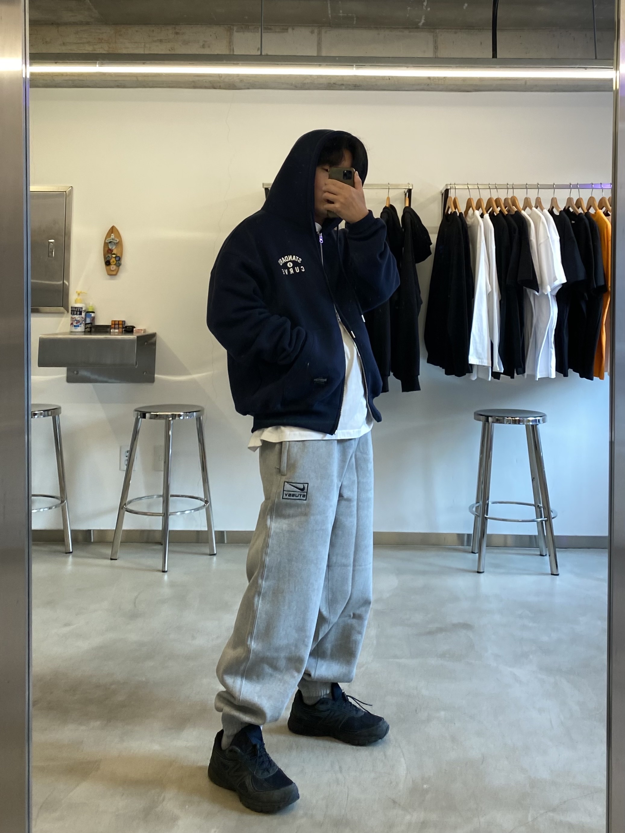 Nike x Stussy NRG Fleece Pants Dark Grey Heather (DO9340-063), New Balance x JJJJound 990v4 Navy 착용 스타일 - 1