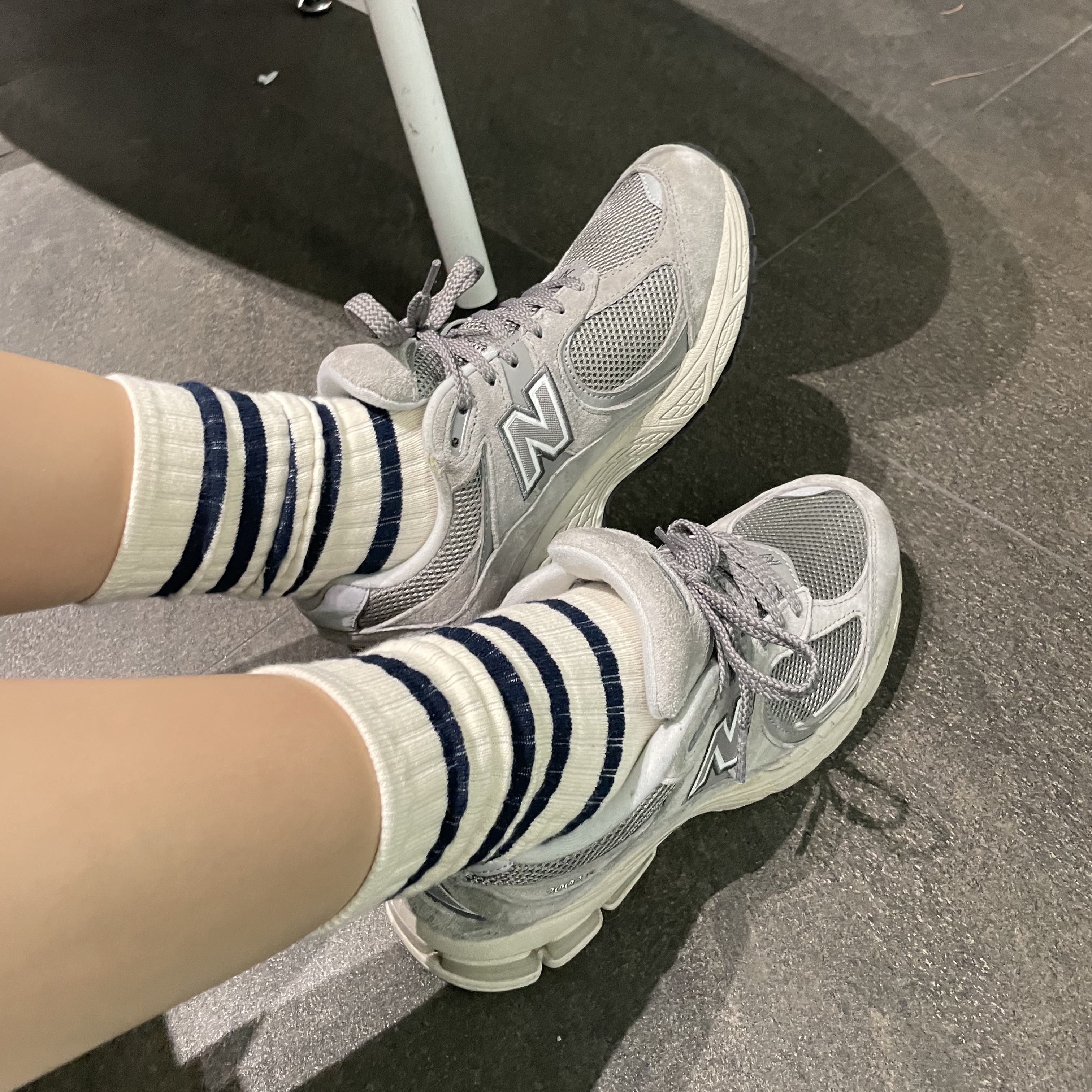 New Balance 2002R Grey 착용 스타일