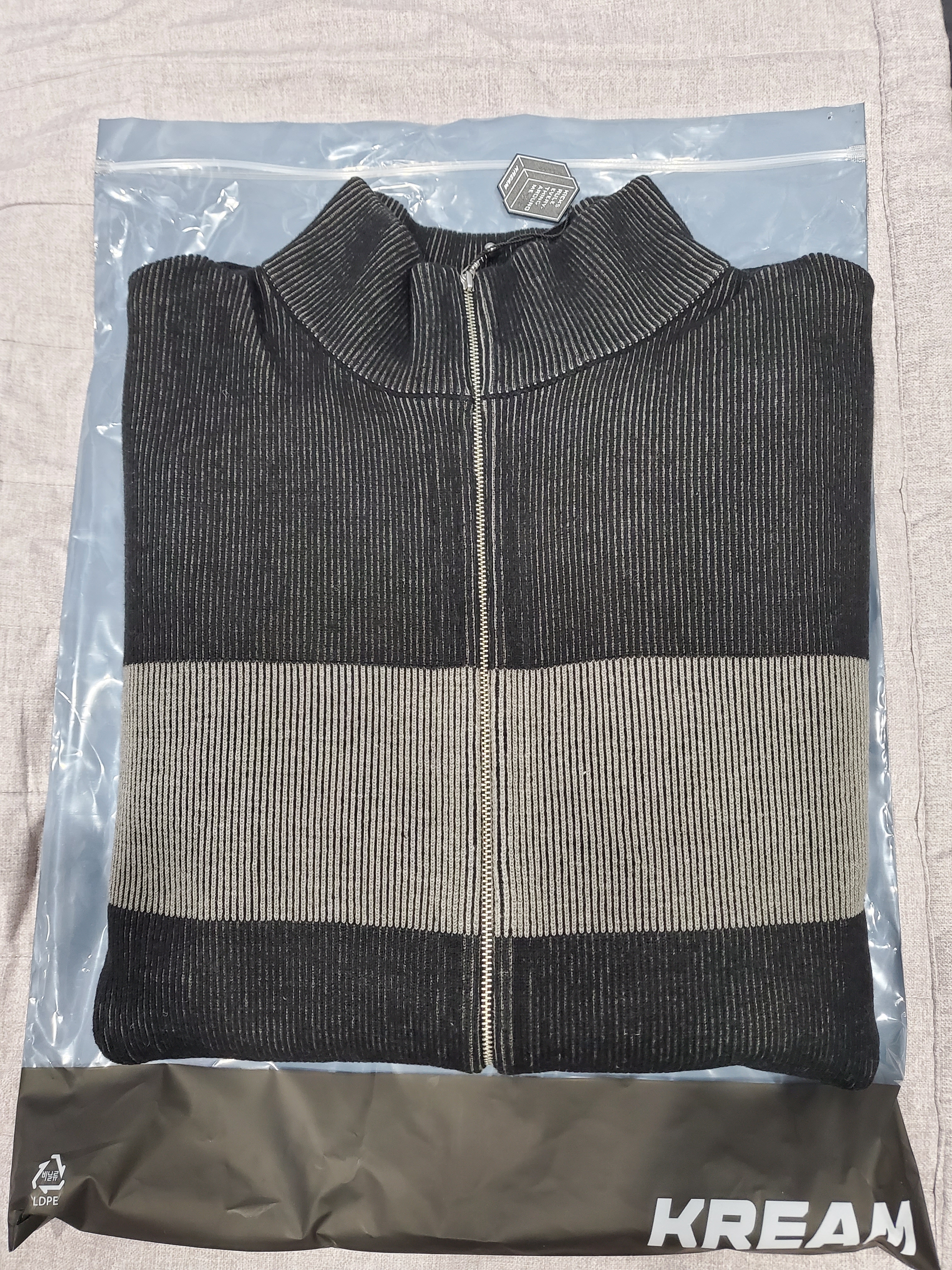 Supreme 2-Tone Ribbed Zip Up Sweater Black - 22FW 착용 스타일 - 4