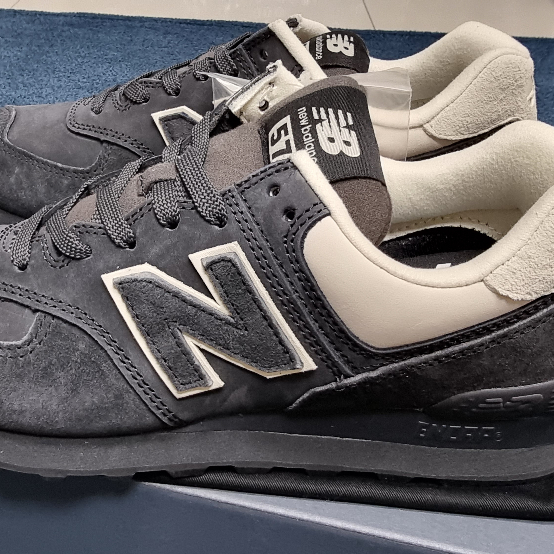 New Balance x Comme des Garcons Junya Watanabe Man 574 Suede Grey Off White 착용 스타일 - 2