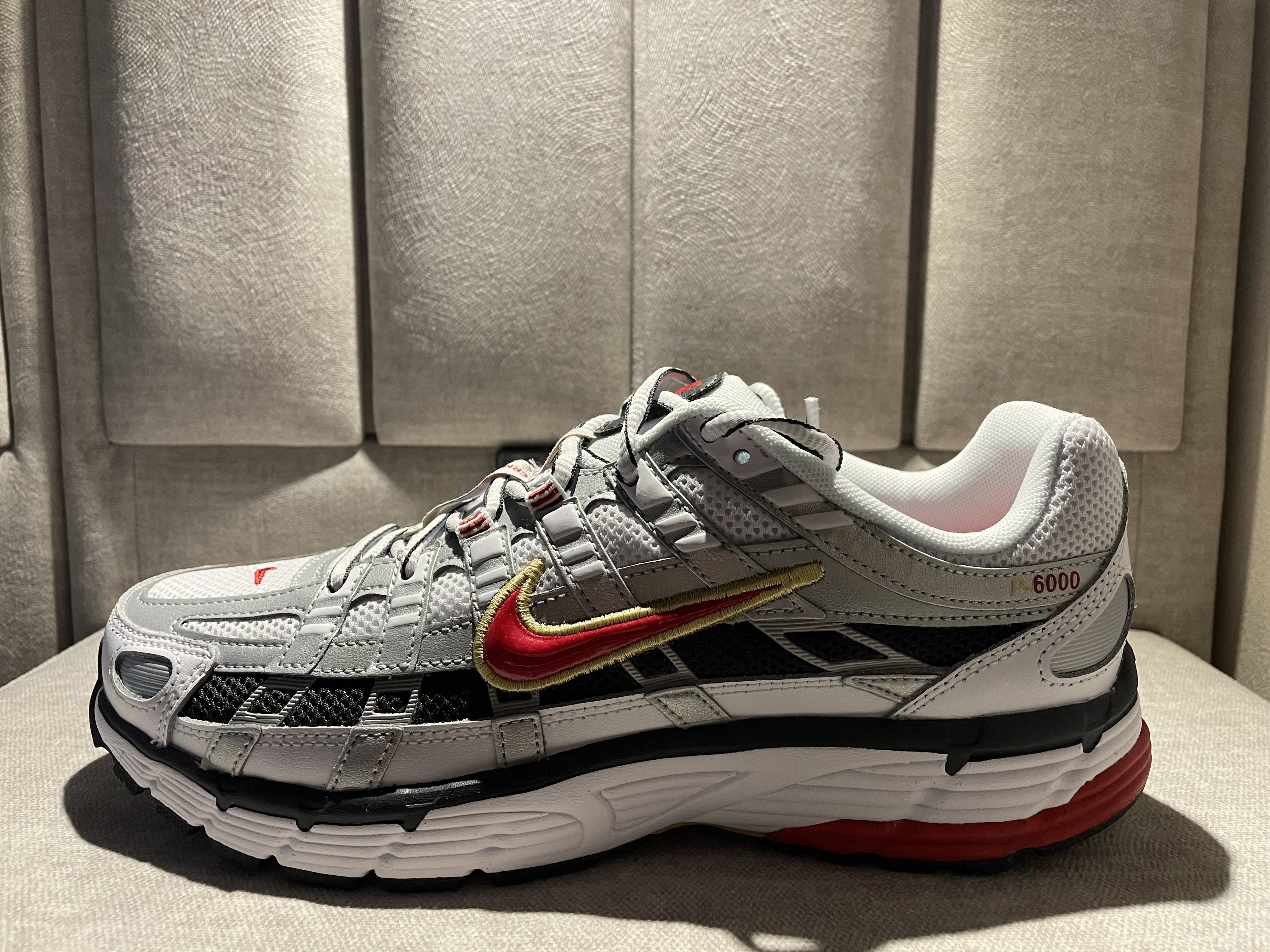 (W) Nike P-6000 Metallic Silver Red 착용 스타일 - 1