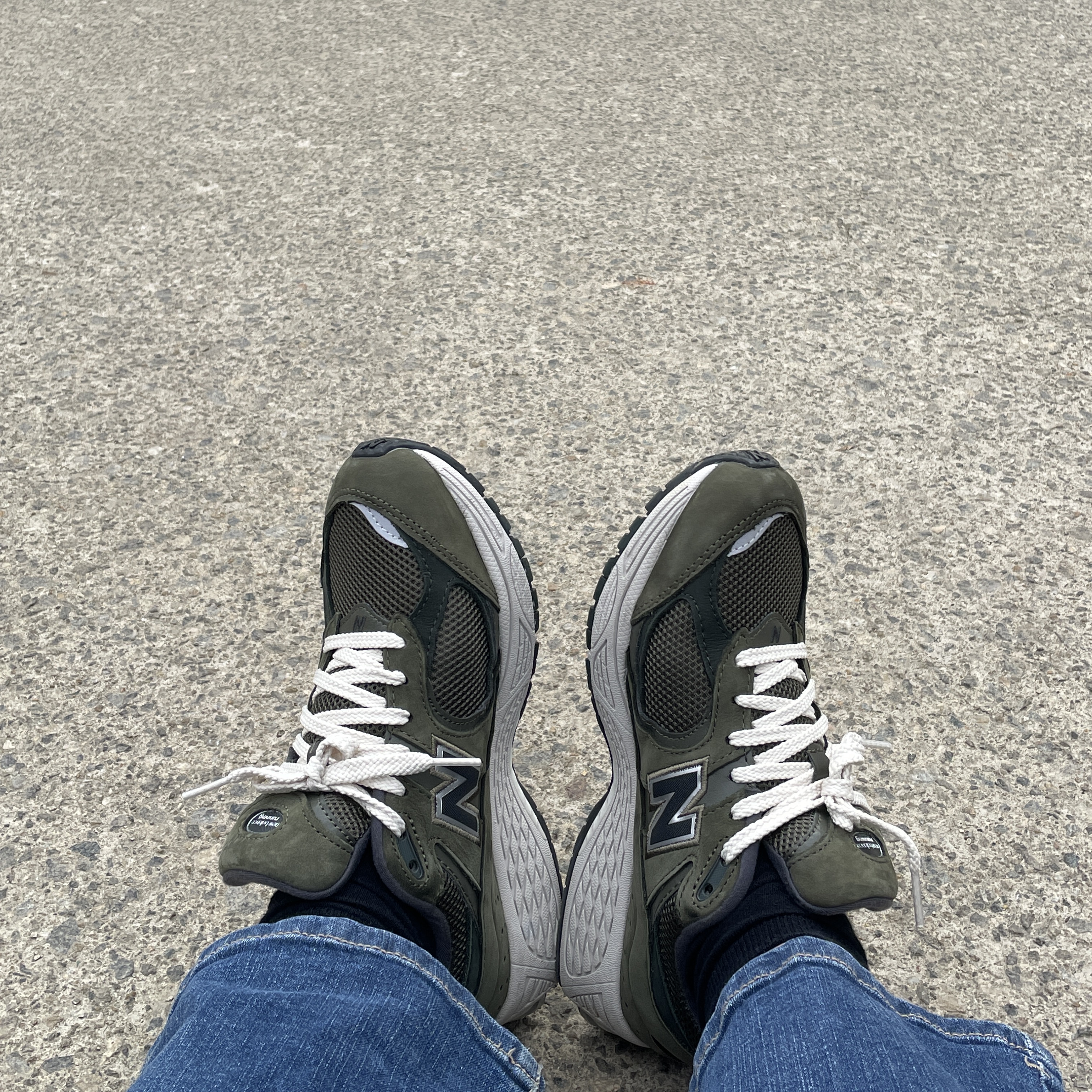 New Balance 2002R Grape Leaf 착용 스타일 - 2