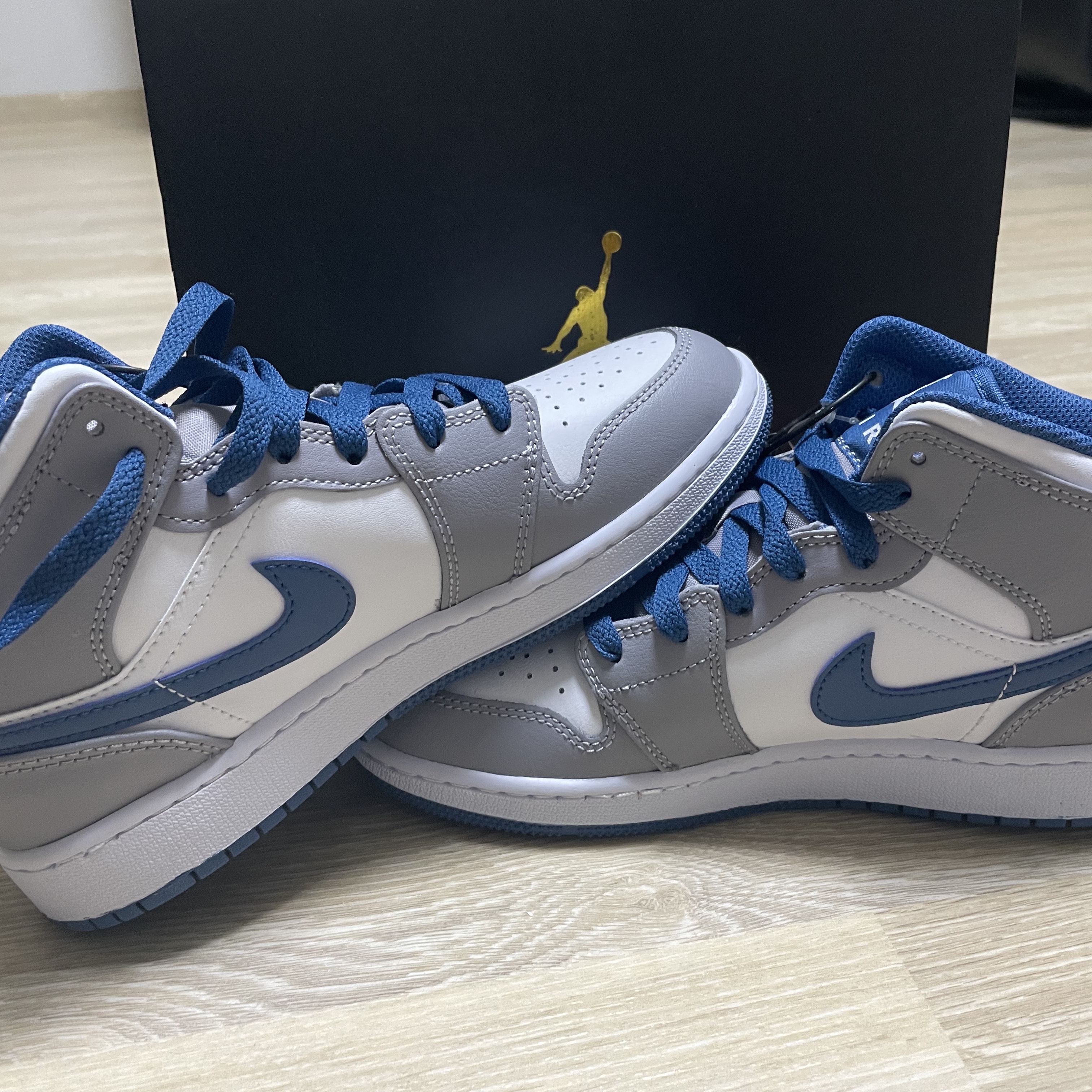(GS) Jordan 1 Mid Cement Grey True Blue 착용 스타일 - 1
