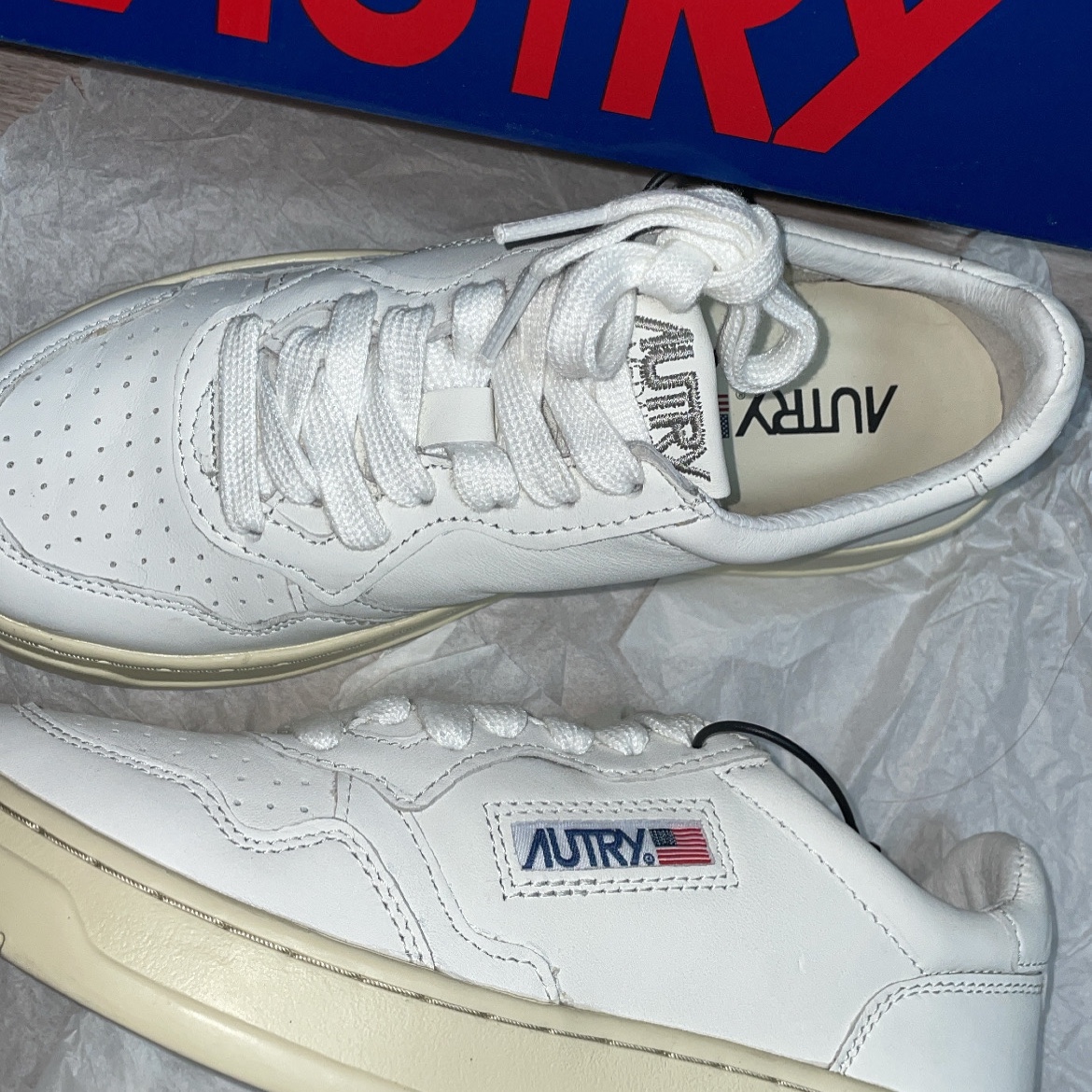 (W) Autry Medalist Low Goatskin Sneakers White 착용 스타일