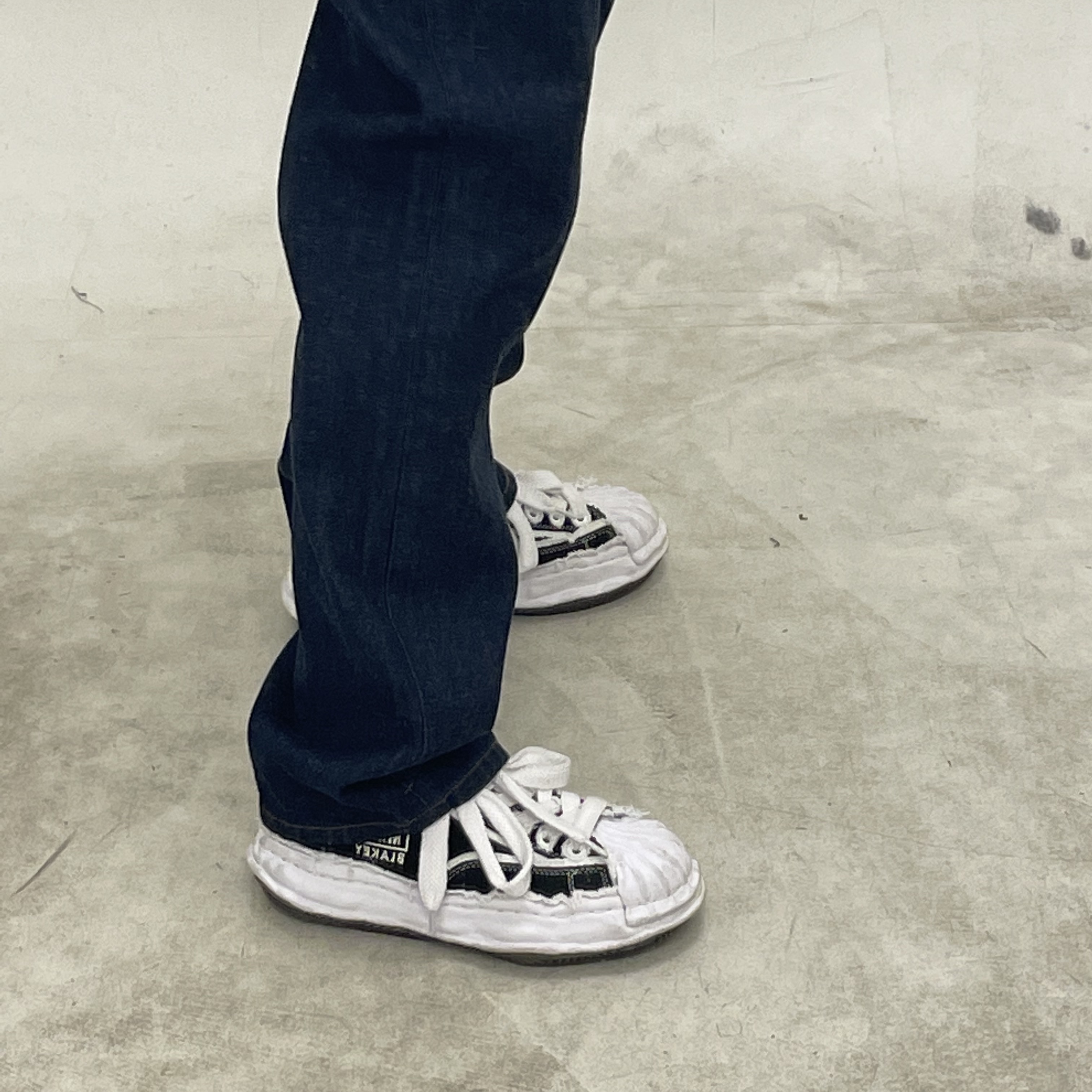 Maison Mihara Yasuhiro Blakey OG Sole OH Canvas Low-top Sneakers Black 착용 스타일