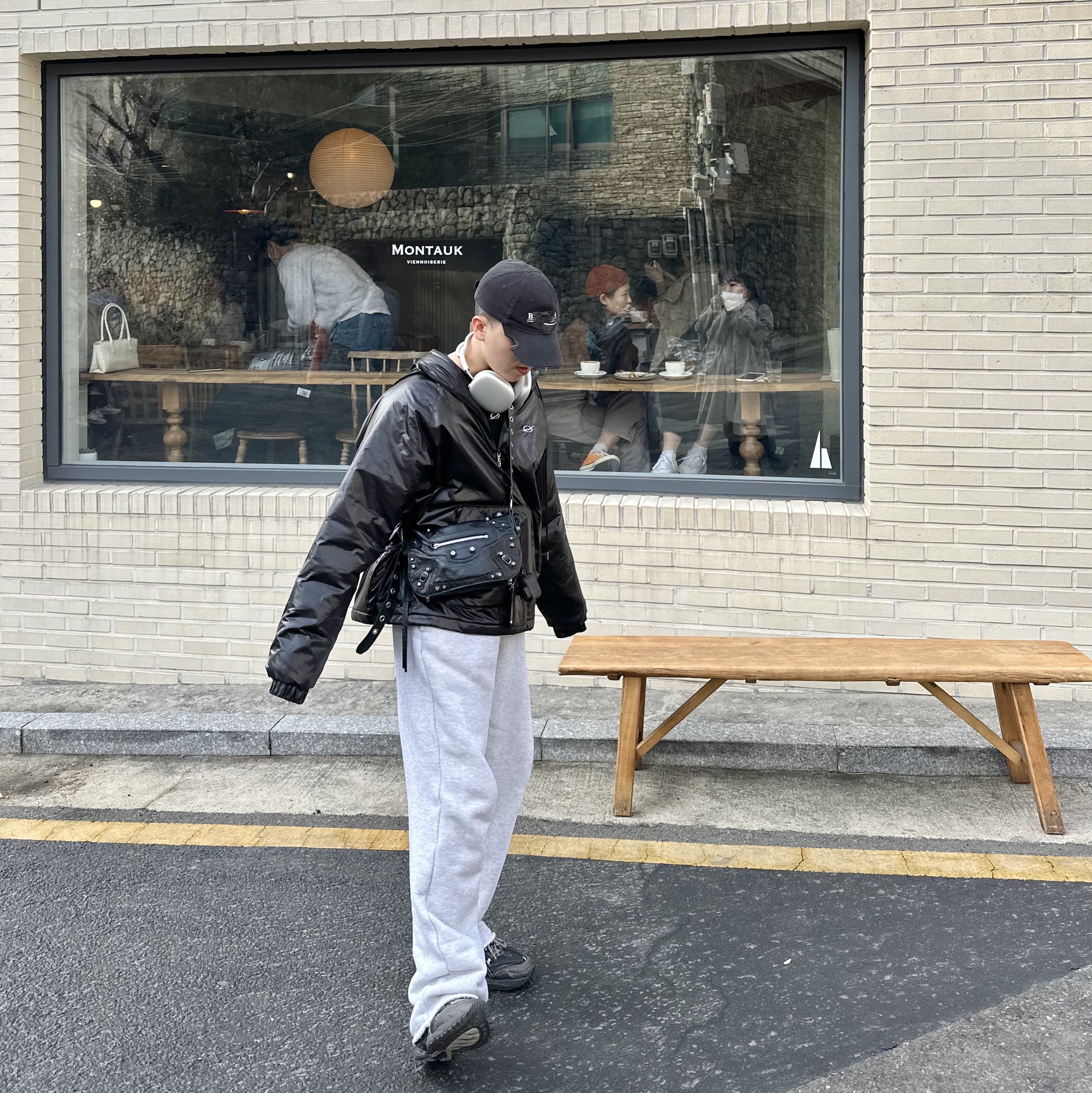 Balenciaga Arena Lambskin Aged Silver Hardware Le Cagole XS Flap Bag Black, Apple AirPods Max Lightning Silver (Korean Ver.) 착용 스타일 - 2