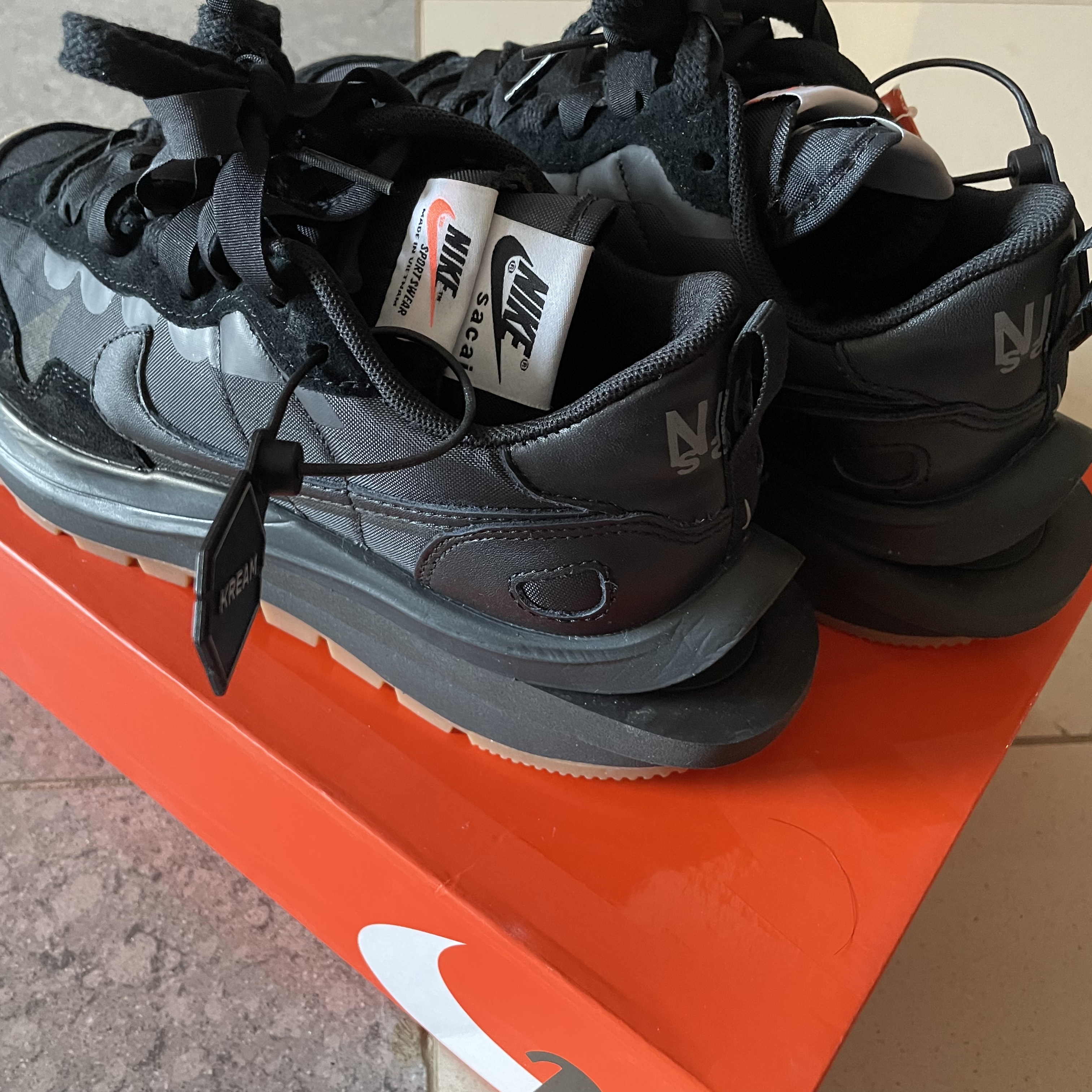 Nike x Sacai VaporWaffle Black and Gum 착용 스타일 - 2