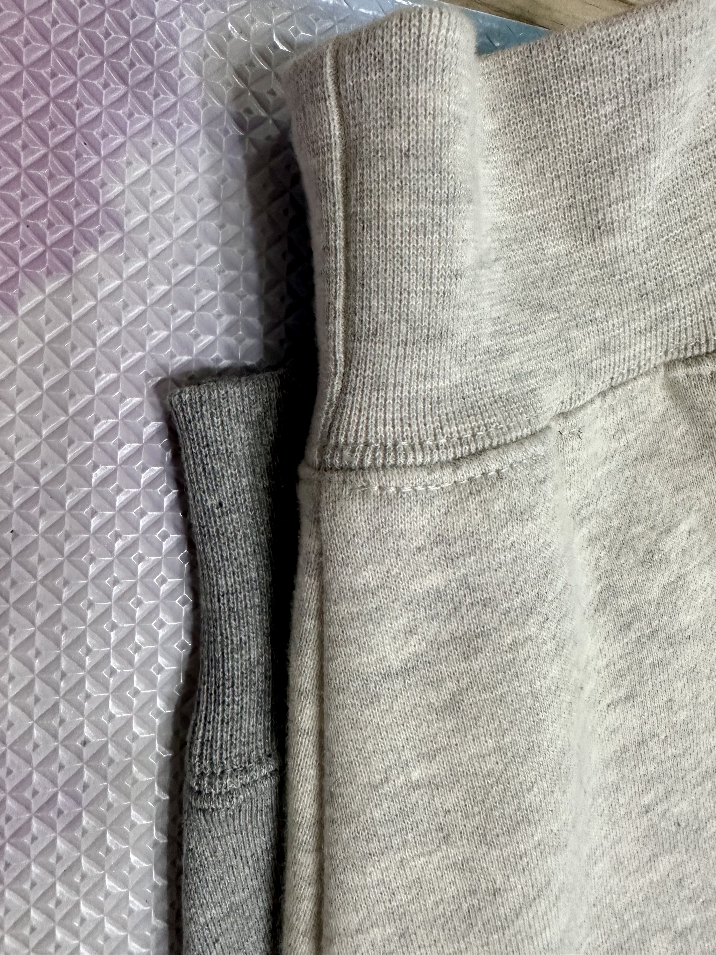 Nike x Stussy NRG Fleece Crewneck Dark Grey Heather (DO9337-063), Essentials The Core Collection Crewneck Sweatshirt Light Oatmeal 착용 스타일 - 4