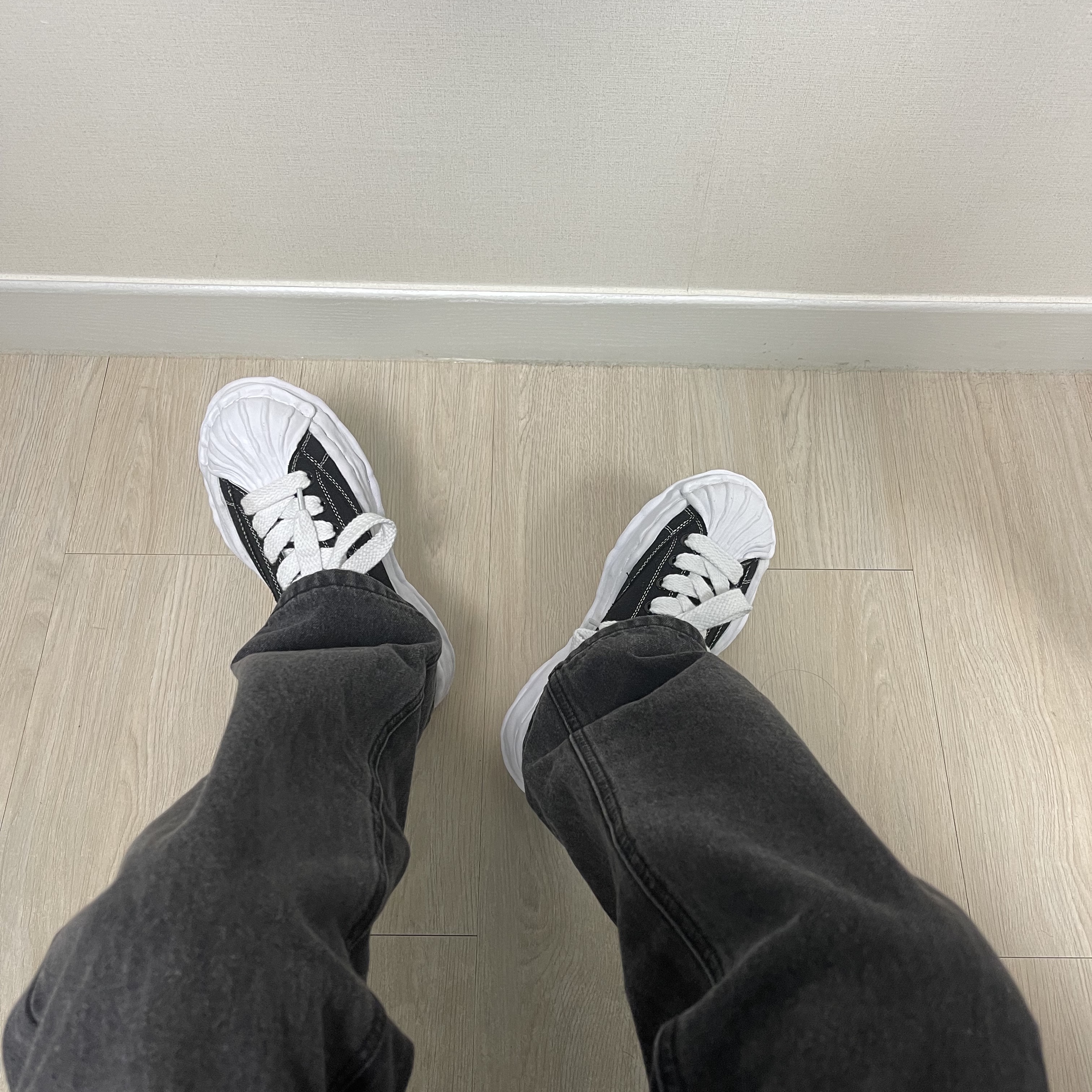 Maison Mihara Yasuhiro Blakey OG Sole Canvas Low-top Sneakers Black White 착용 스타일 - 2