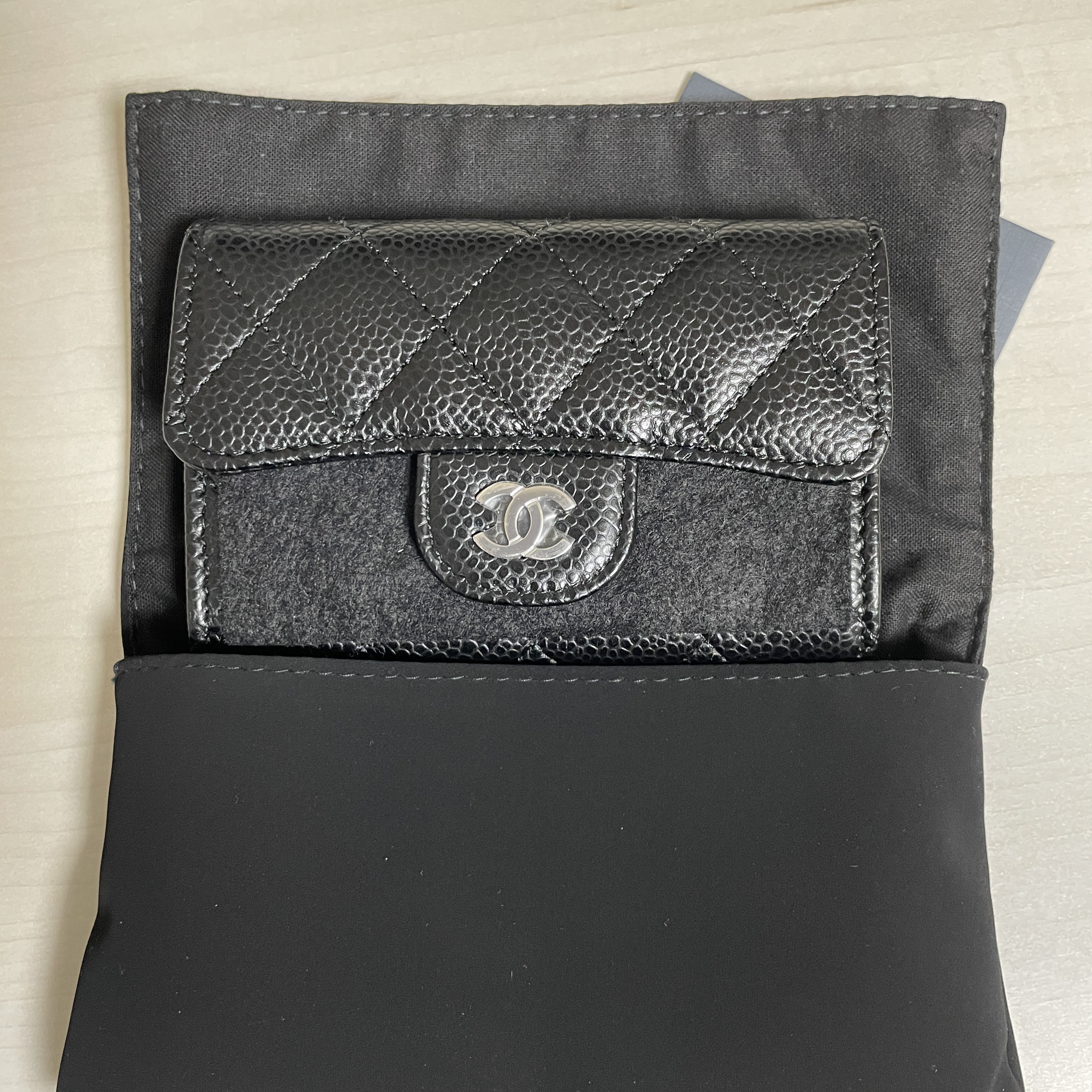 Chanel Classic Card Holder Grained Calfskin & Silver Black 착용 스타일