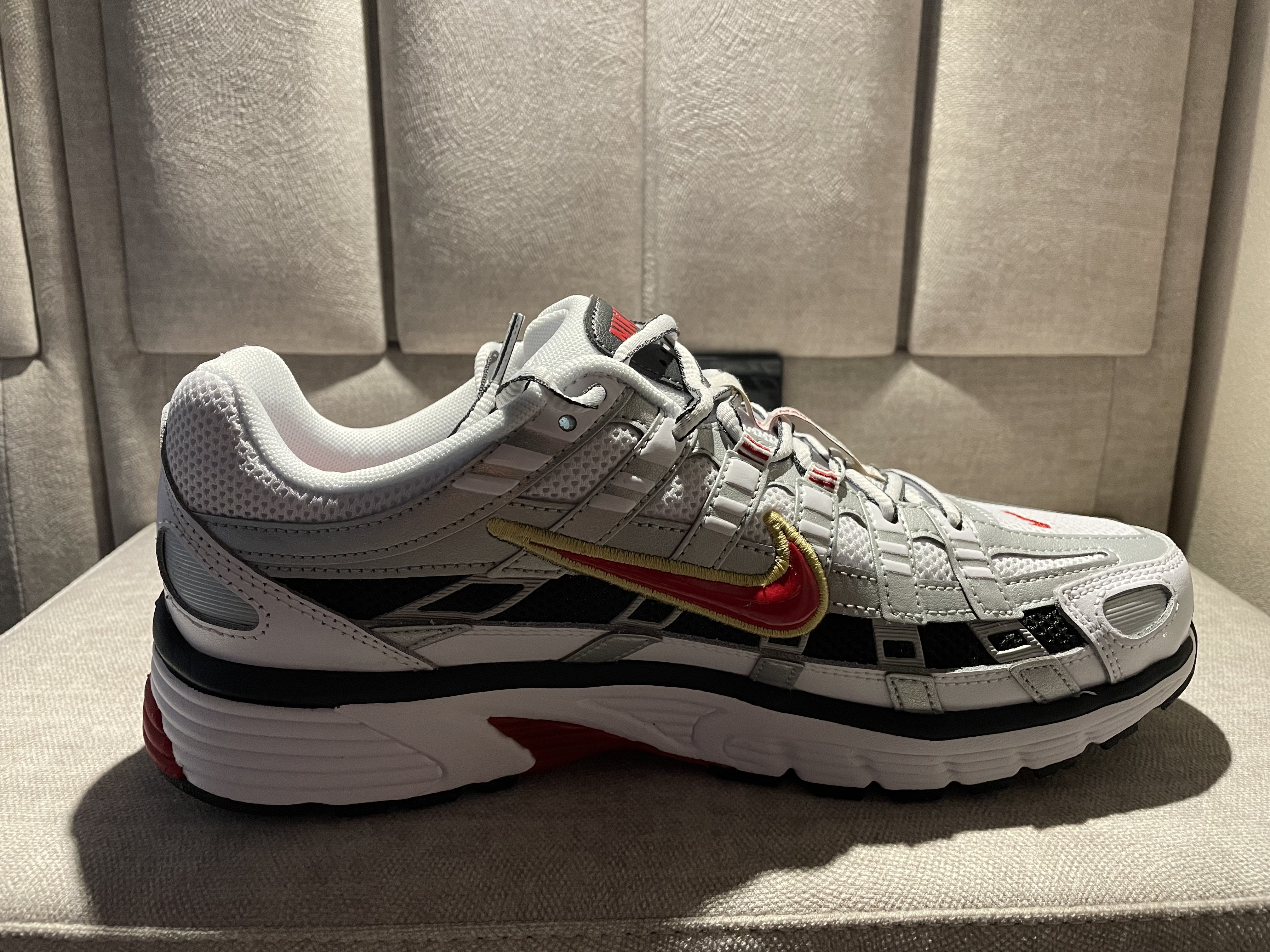 (W) Nike P-6000 Metallic Silver Red 착용 스타일 - 3