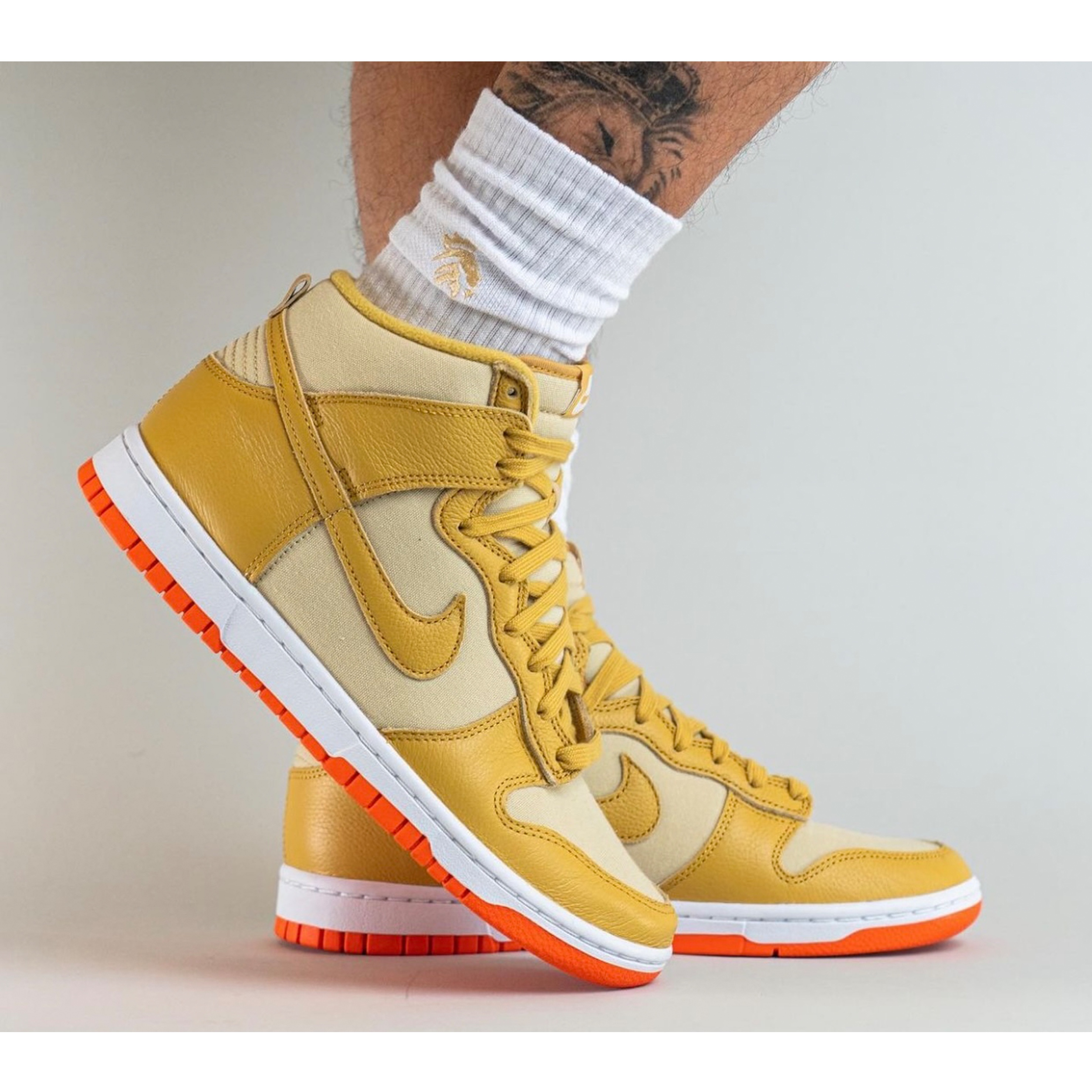 Nike Dunk High Retro Wheat Gold and Safety Orange 착용 스타일 - 3
