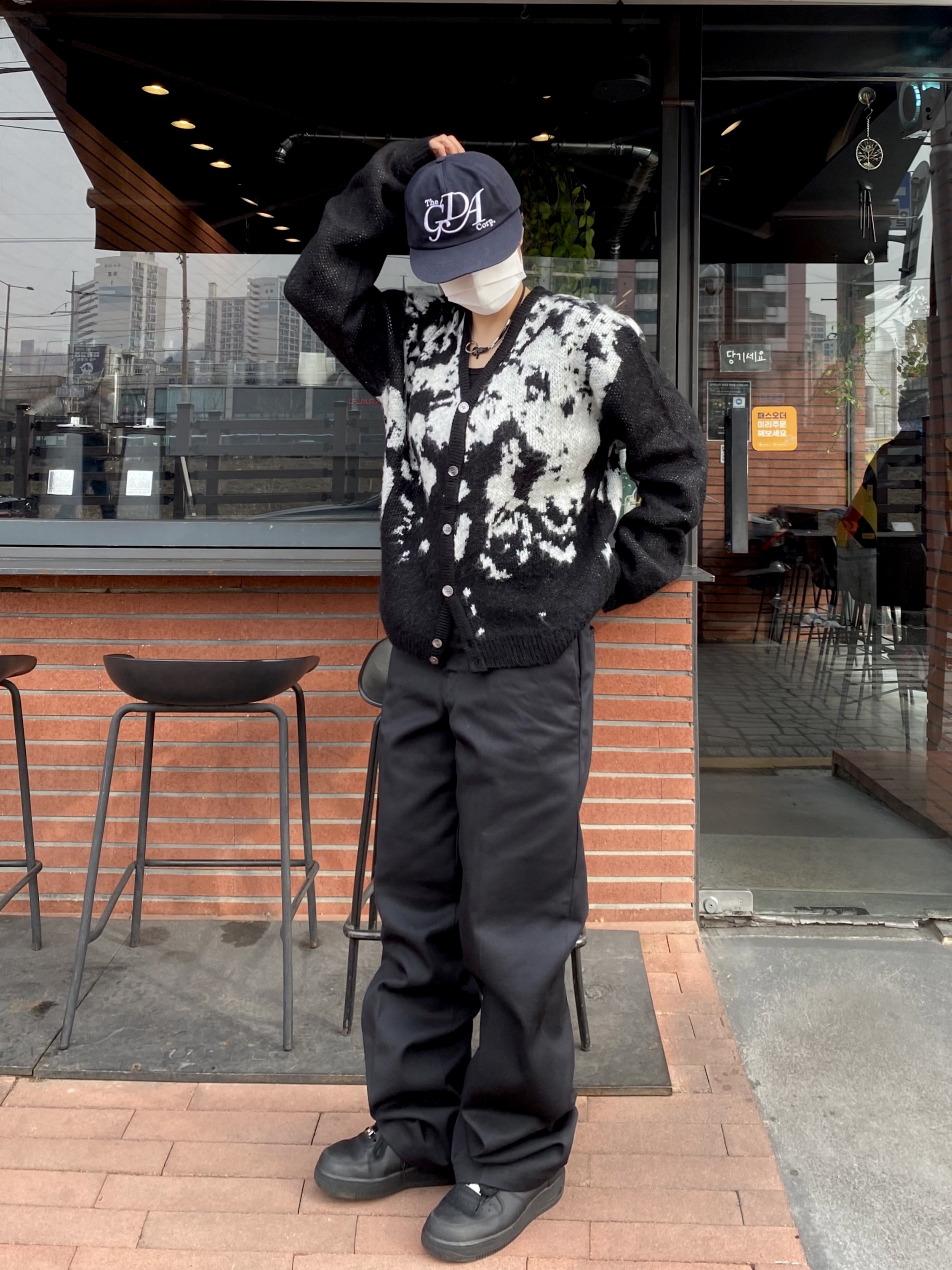 Nike Air Force 1 '07 Low Triple Black 착용 스타일