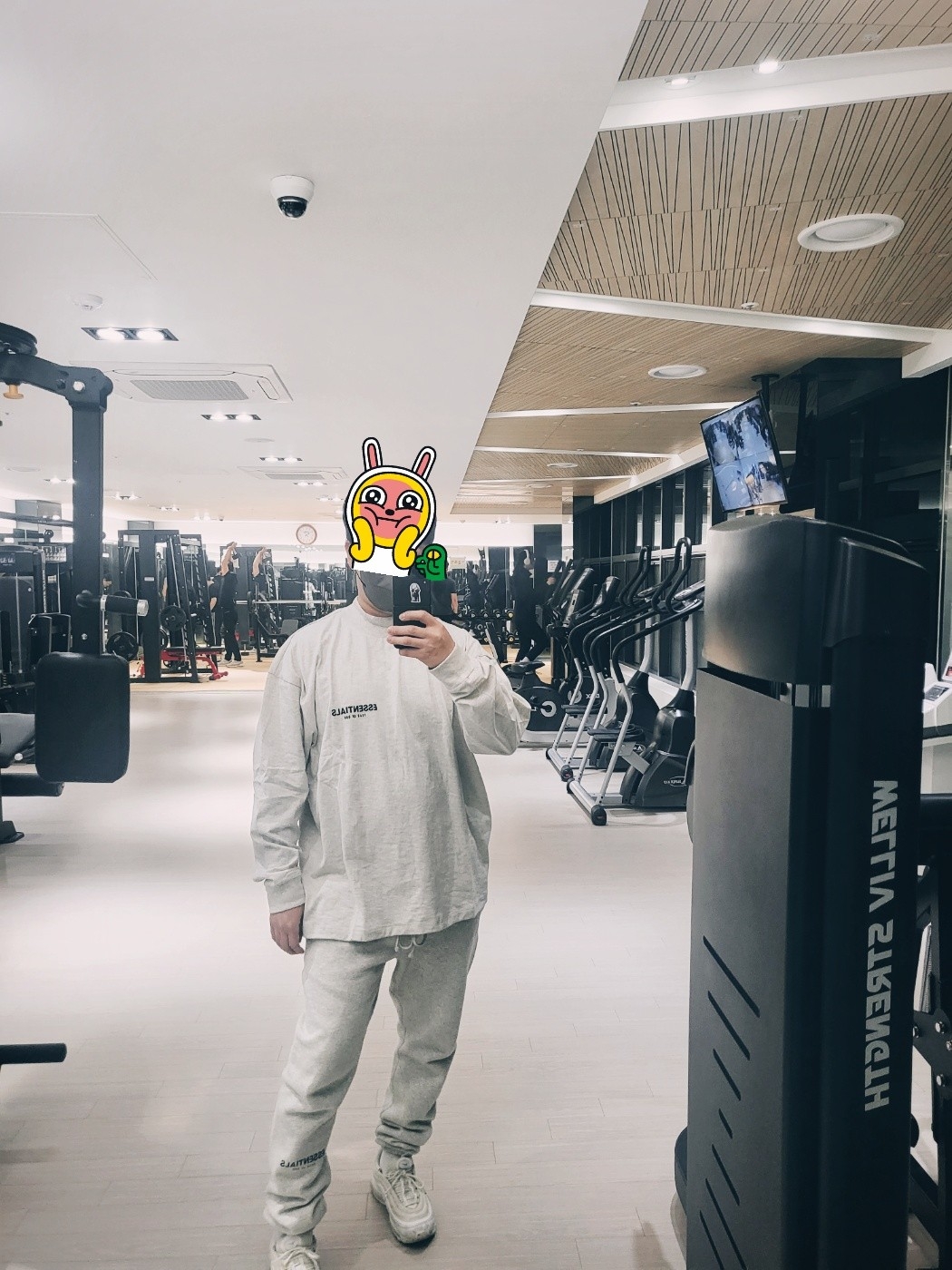 Essentials The Core Collection Long Sleeve T-Shirt Light Oatmeal, Essentials The Core Collection Sweatpants Light Oatmeal 착용 스타일