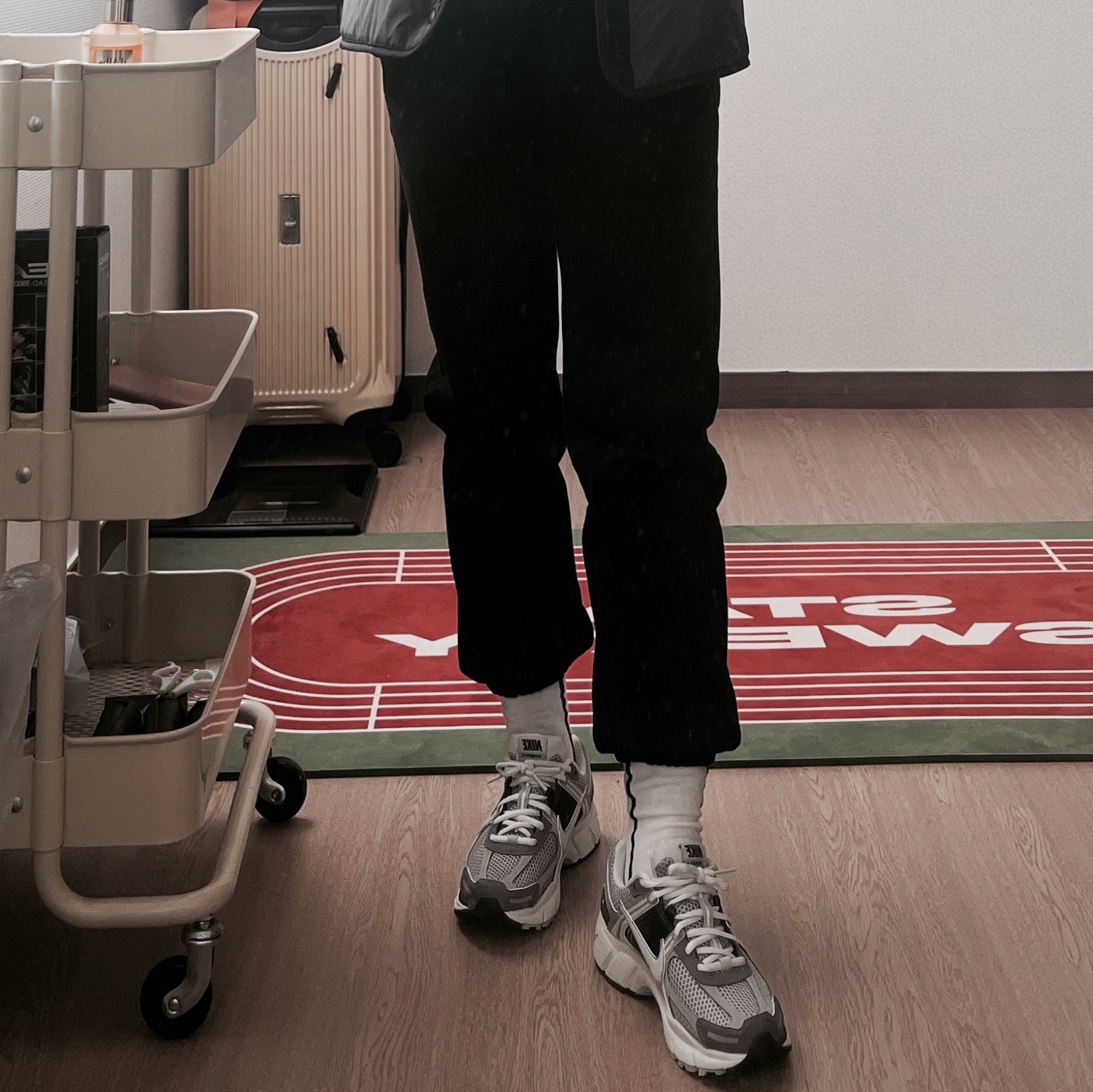 (W) Nike Zoom Vomero 5 Cobblestone and Flat Pewter, Nike Zoom Vomero 5 PRM Light Iron Ore and Flat Fewter 착용 스타일 - 1
