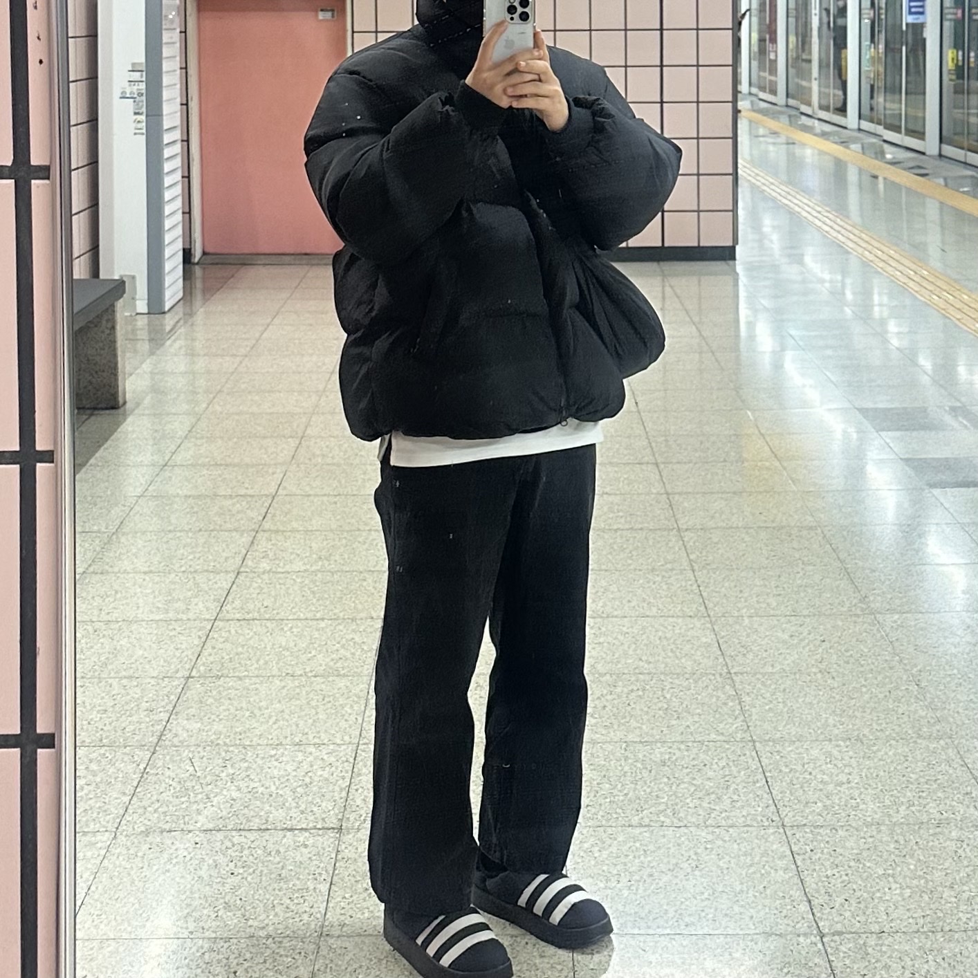 Adidas Puffylette Core Black 착용 스타일