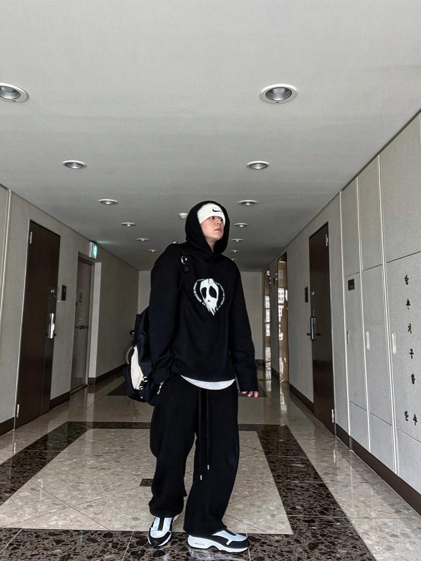 Our Legacy Loose Hoodie Maverick Skull Print Black, Nike x Comme des Garcons Homme Plus Air Max Sunder SP White Black 착용 스타일 - 1