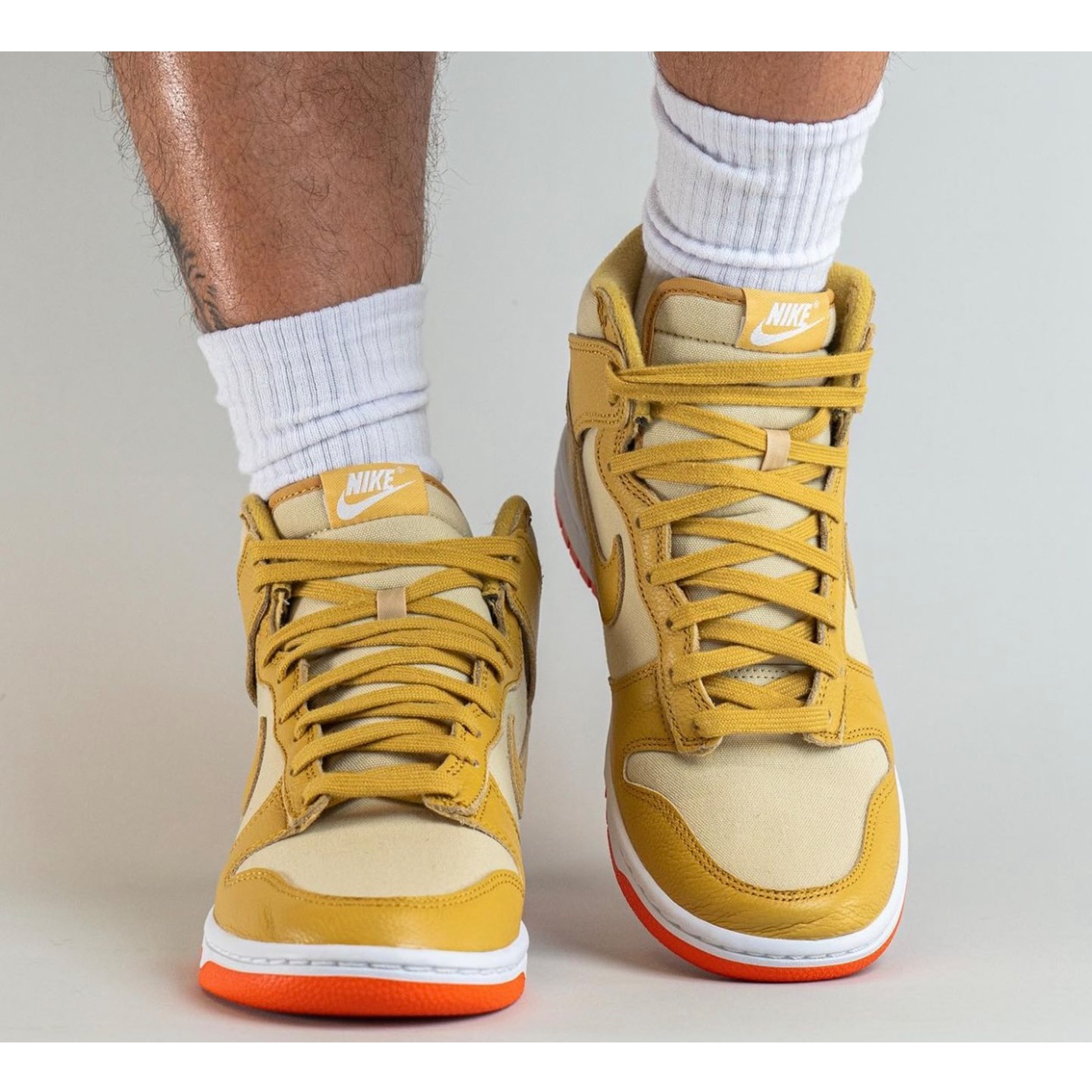 Nike Dunk High Retro Wheat Gold and Safety Orange 착용 스타일 - 4