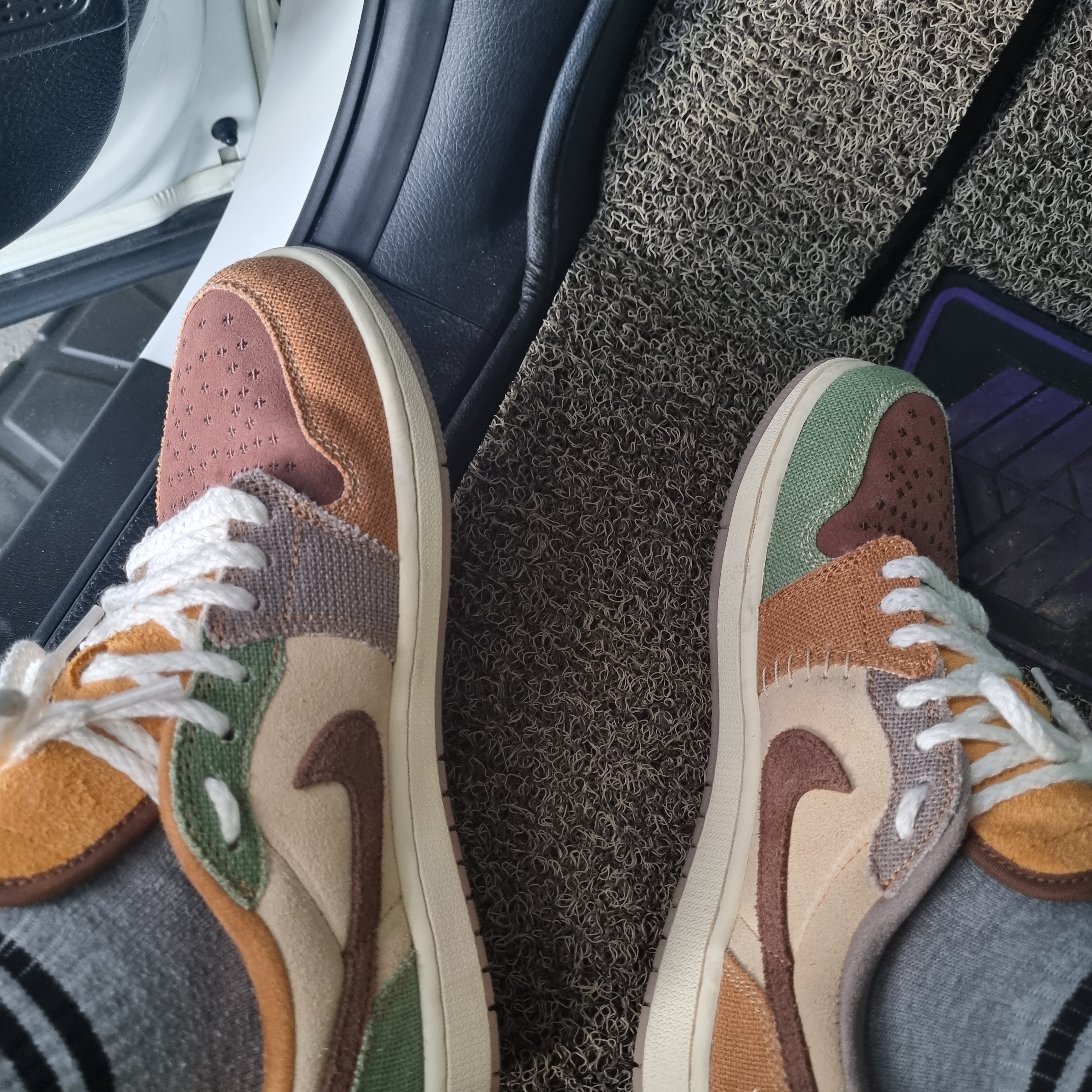 Jordan 1 x Zion Williamson Retro Low OG Flax and Oil Green 착용 스타일 - 2
