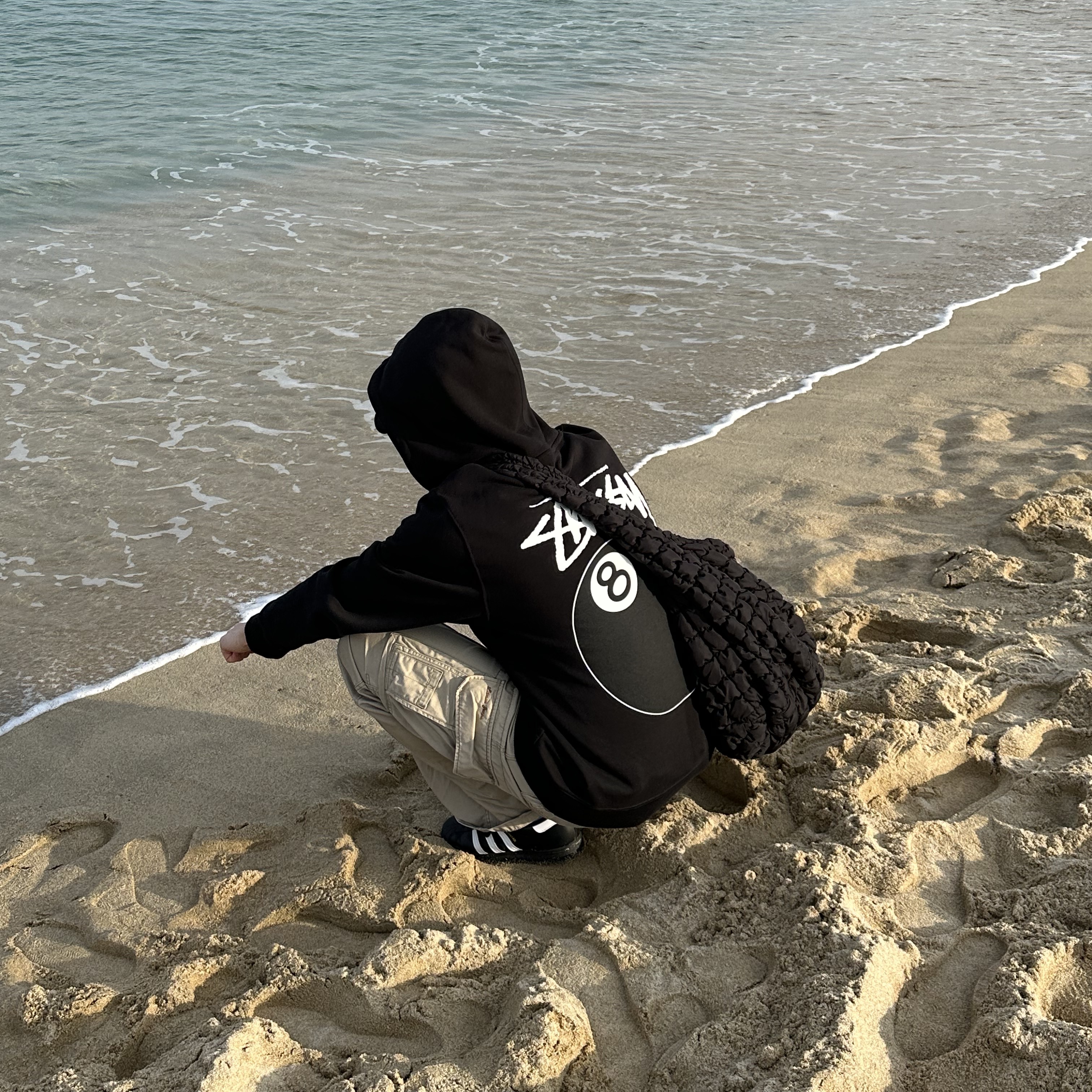 Stussy 8 Ball Hoodie Black - 21FW, COS Quilted Oversized Shoulder Bag Black 착용 스타일
