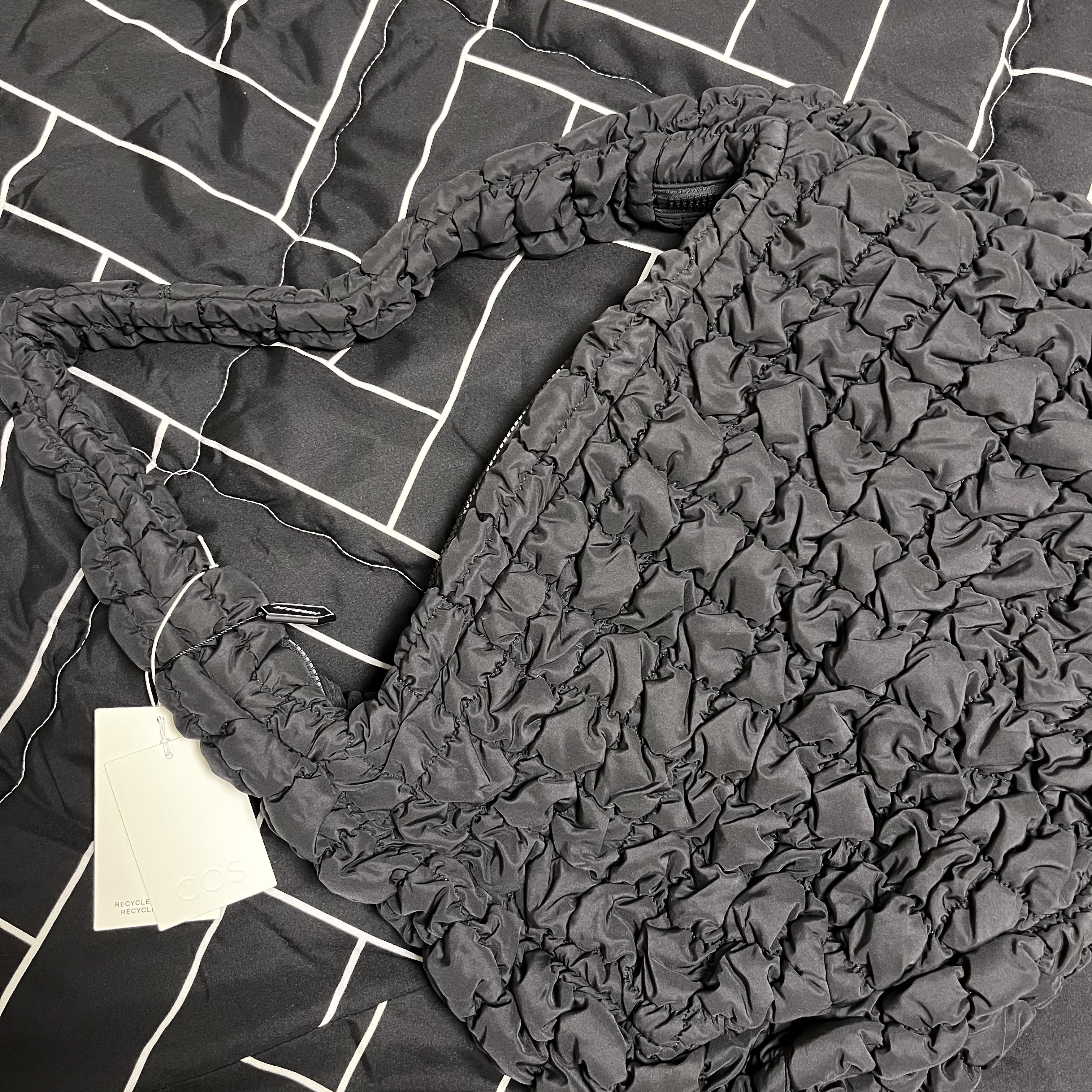 COS Quilted Oversized Shoulder Bag Black 착용 스타일