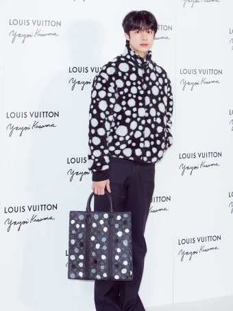 Louis Vuitton x YK Infinity Dots Fleece Blouson Black, Louis Vuitton x YK Sac Plat Black Silver 착용 스타일 - 1