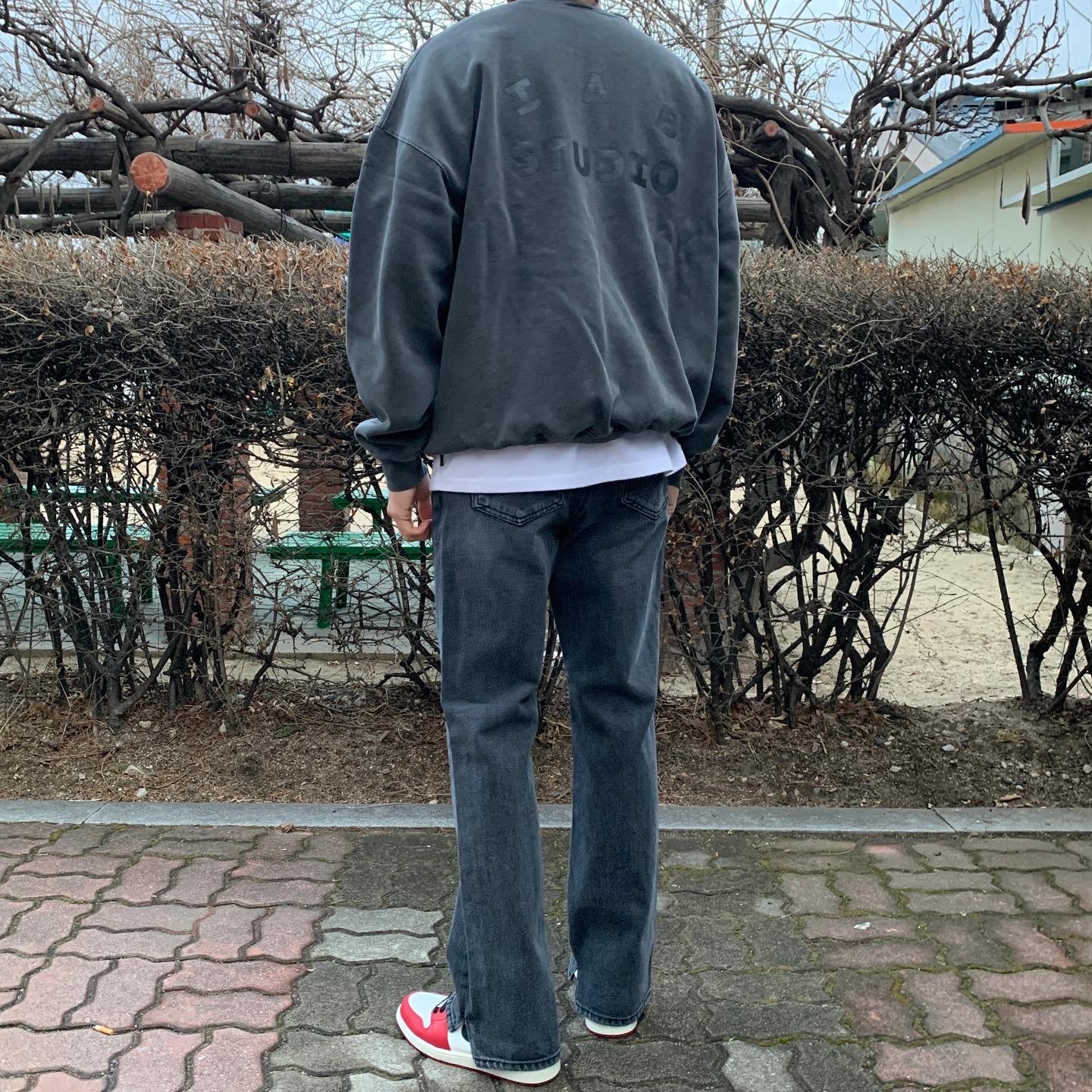 IAB Studio Pigment Sweatshirt & Mini Bag Black, Jordan 1 Retro High OG Chicago 2022 착용 스타일 - 1