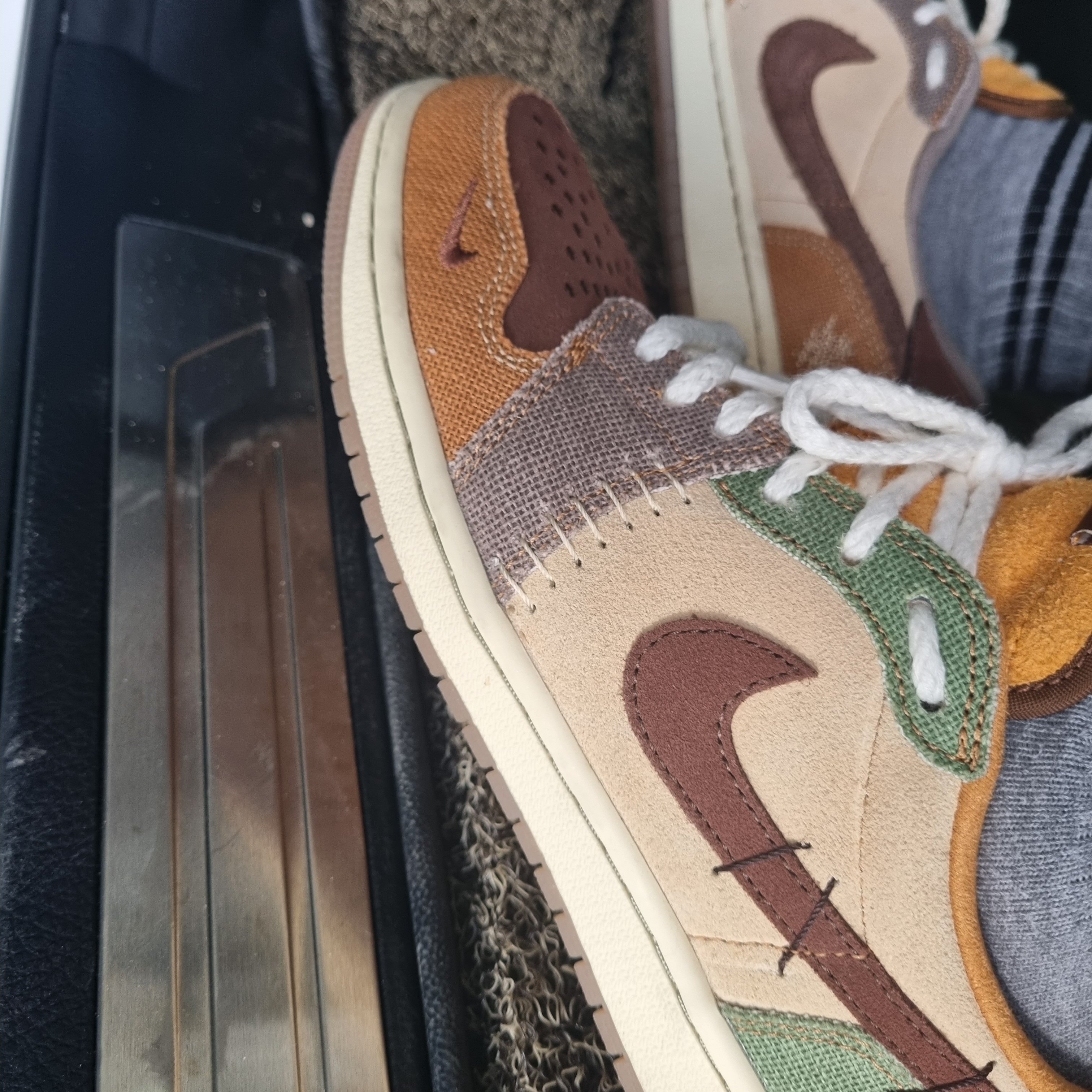 Jordan 1 x Zion Williamson Retro Low OG Flax and Oil Green 착용 스타일 - 1