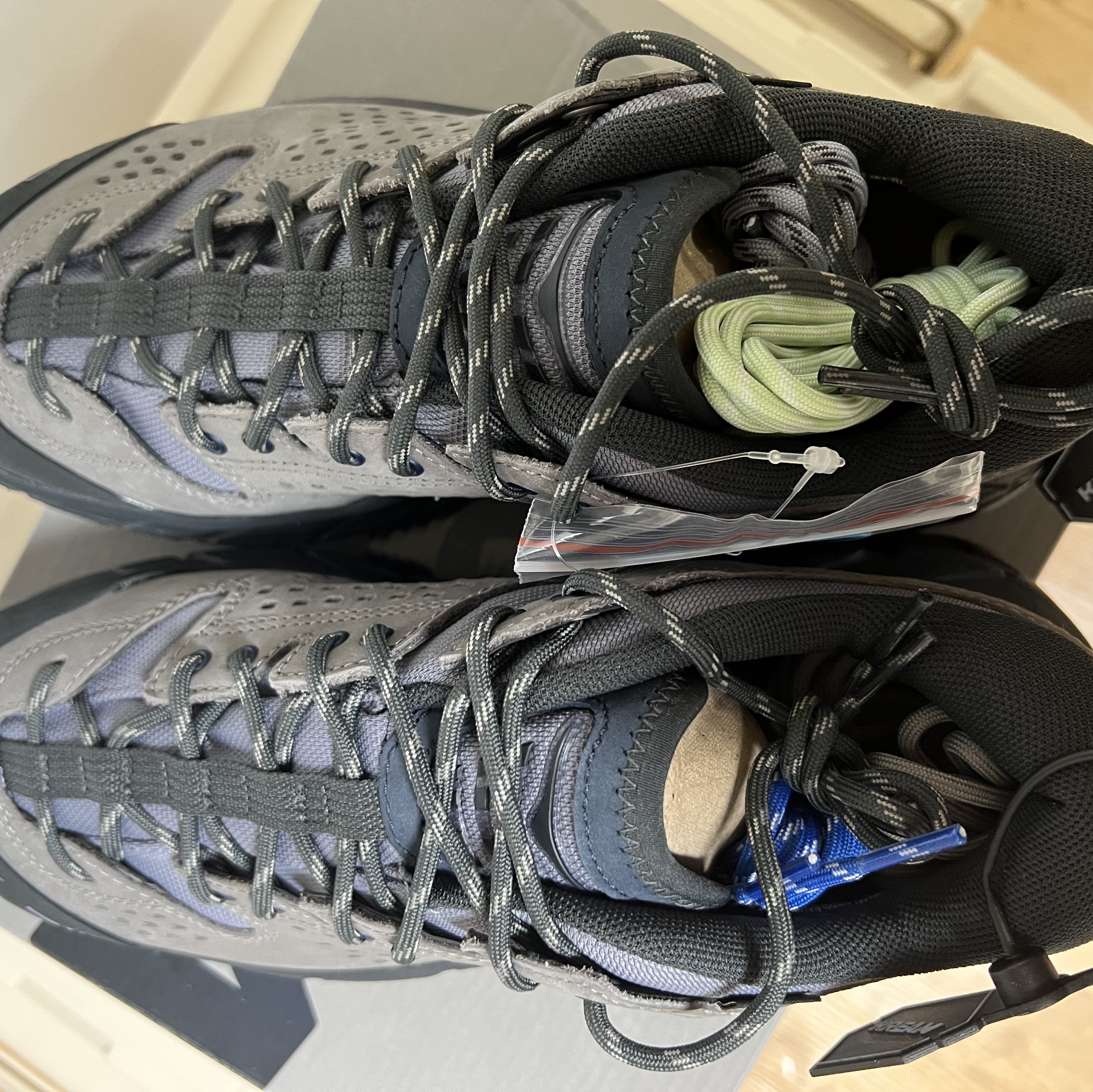 Hoka x J.L-A.L Tor Ultra Low Desert Taupe Rock Ridge 착용 스타일 - 3