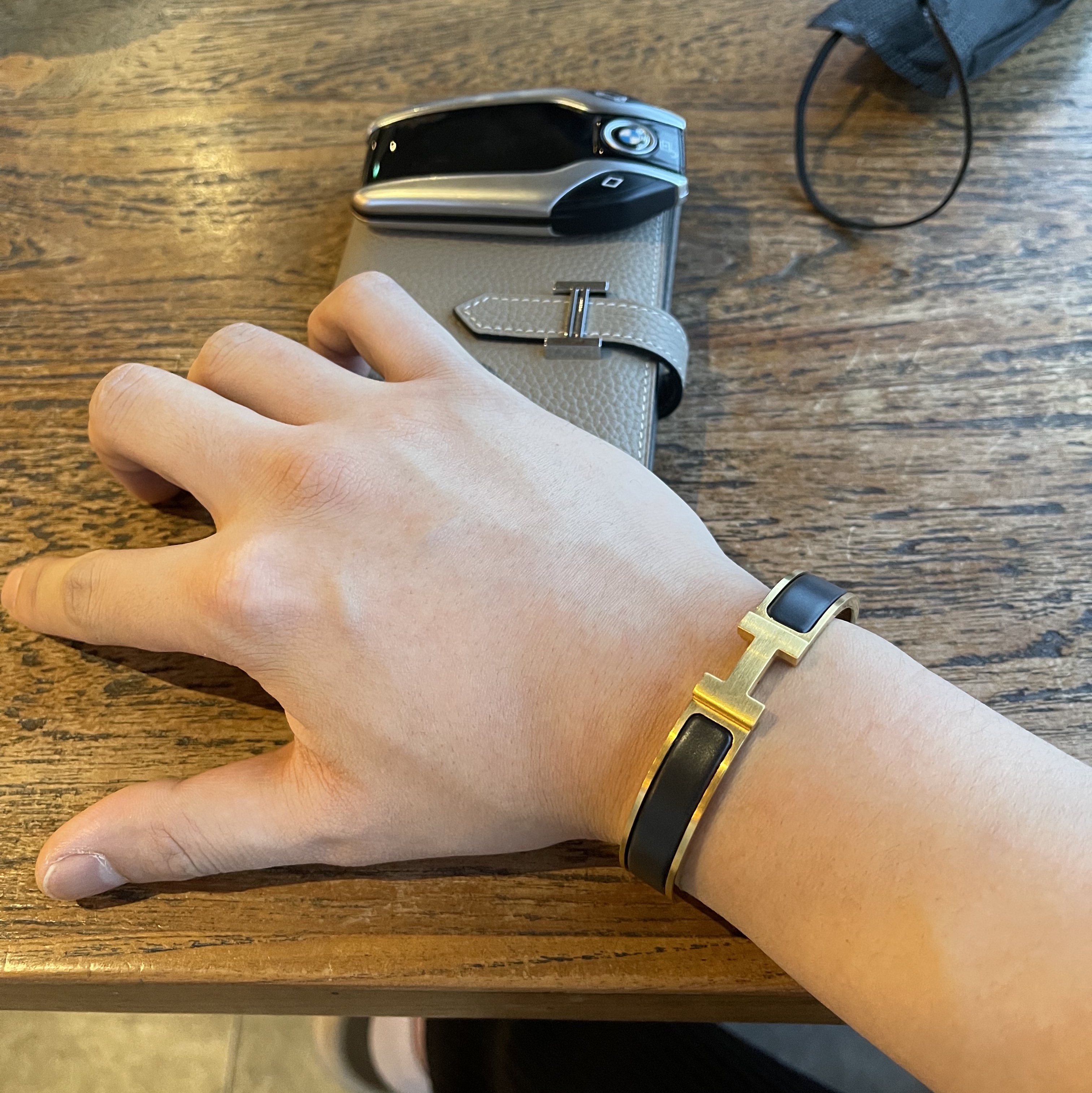 Hermes Clic HH Bracelet So Black & Noir Mat 착용 스타일 - 2