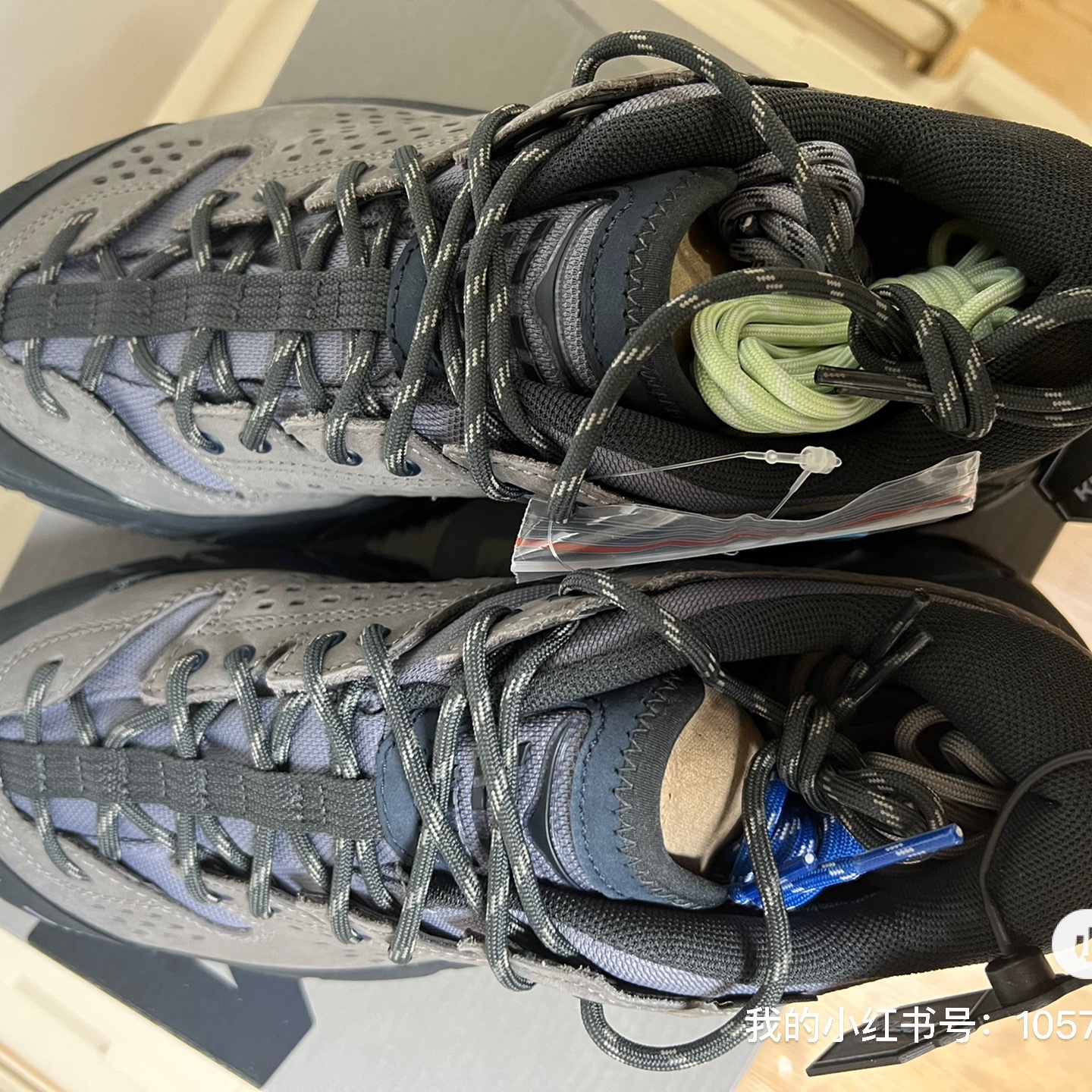 Hoka x J.L-A.L Tor Ultra Low Desert Taupe Rock Ridge 착용 스타일 - 1