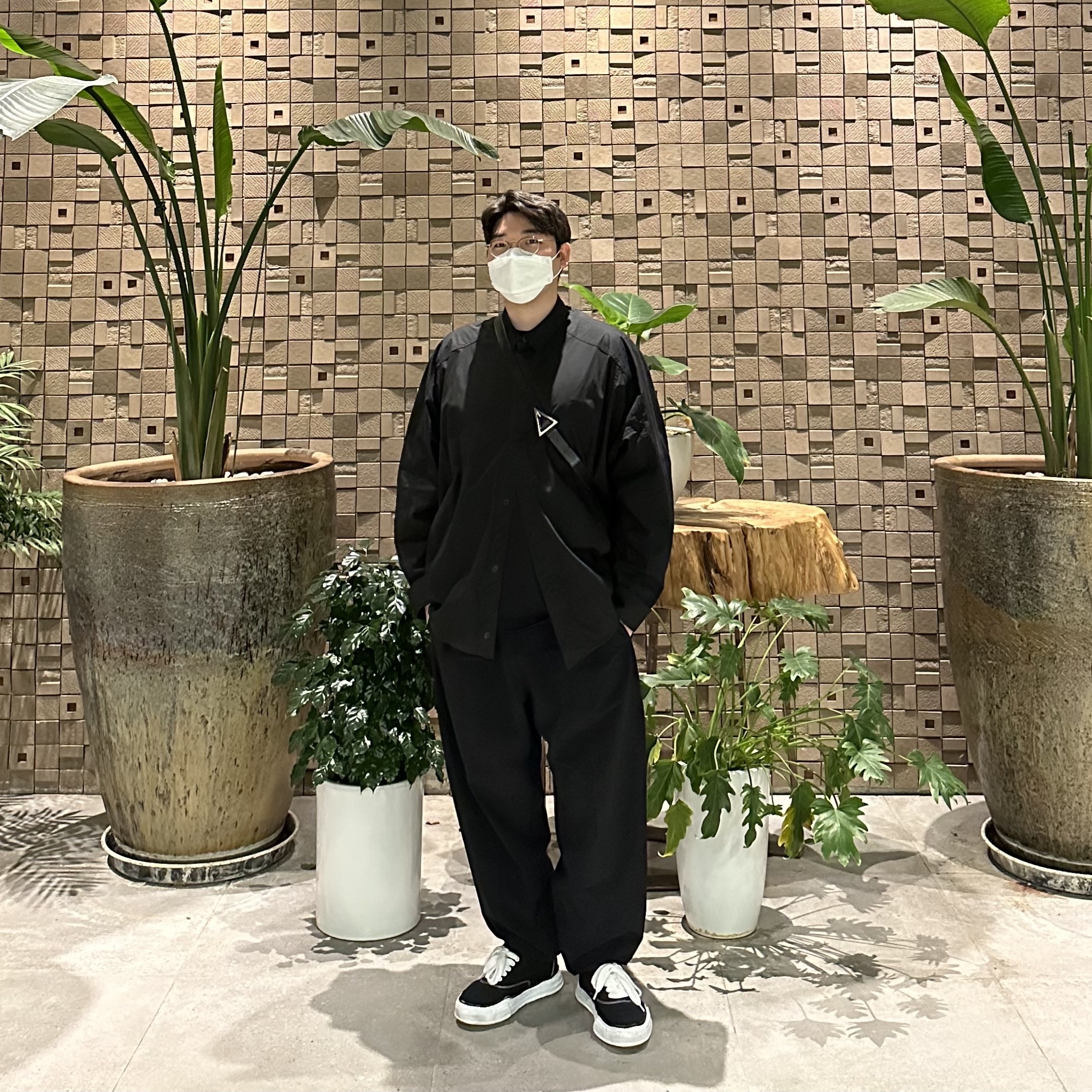 Maison Mihara Yasuhiro Baker OG Sole Canvas Low Cut Sneakers Black, Bottega Veneta Leather Cassette Black 착용 스타일