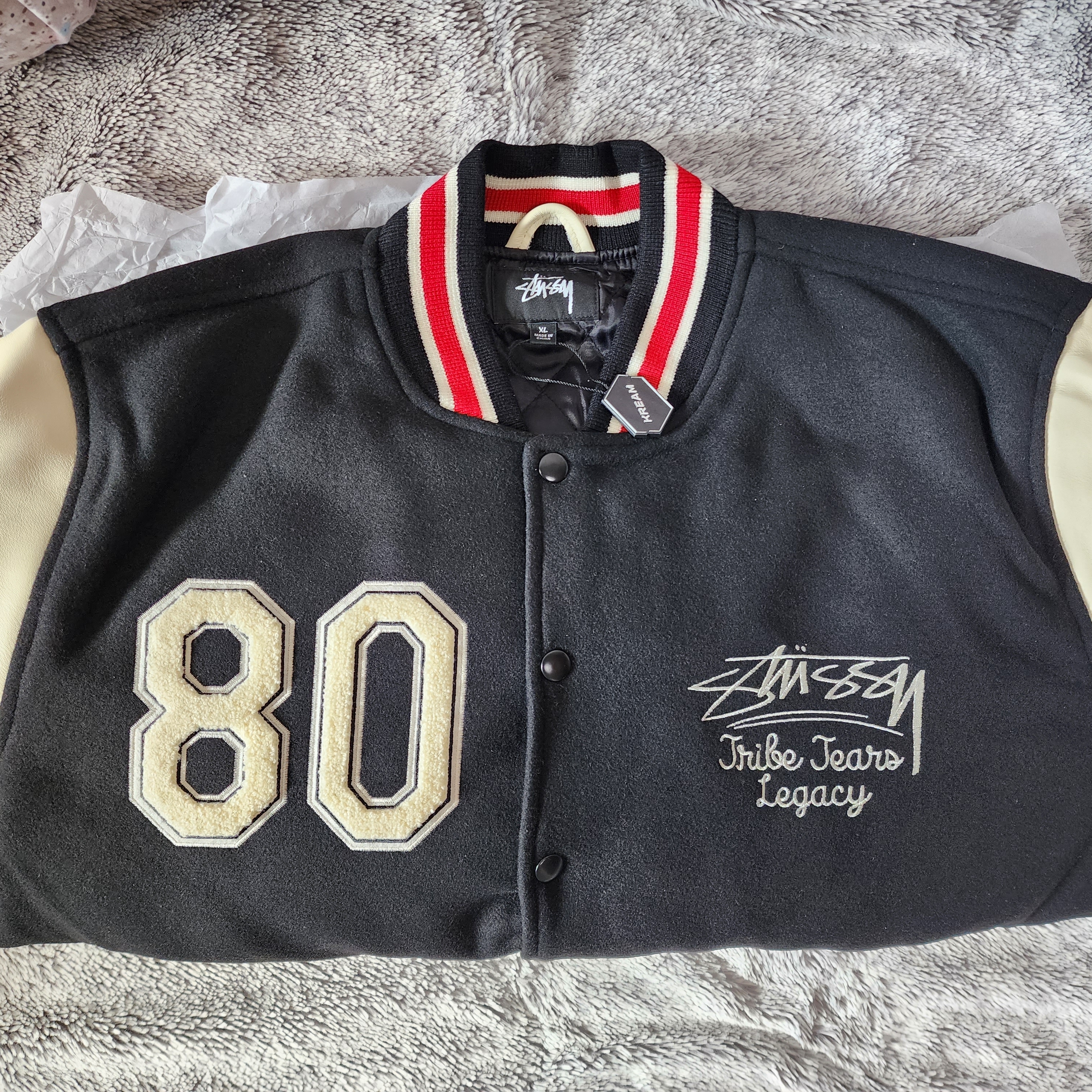 Stussy x Our Legacy x Denim Tears TTL Varsity Jacket Black 착용 스타일 - 1