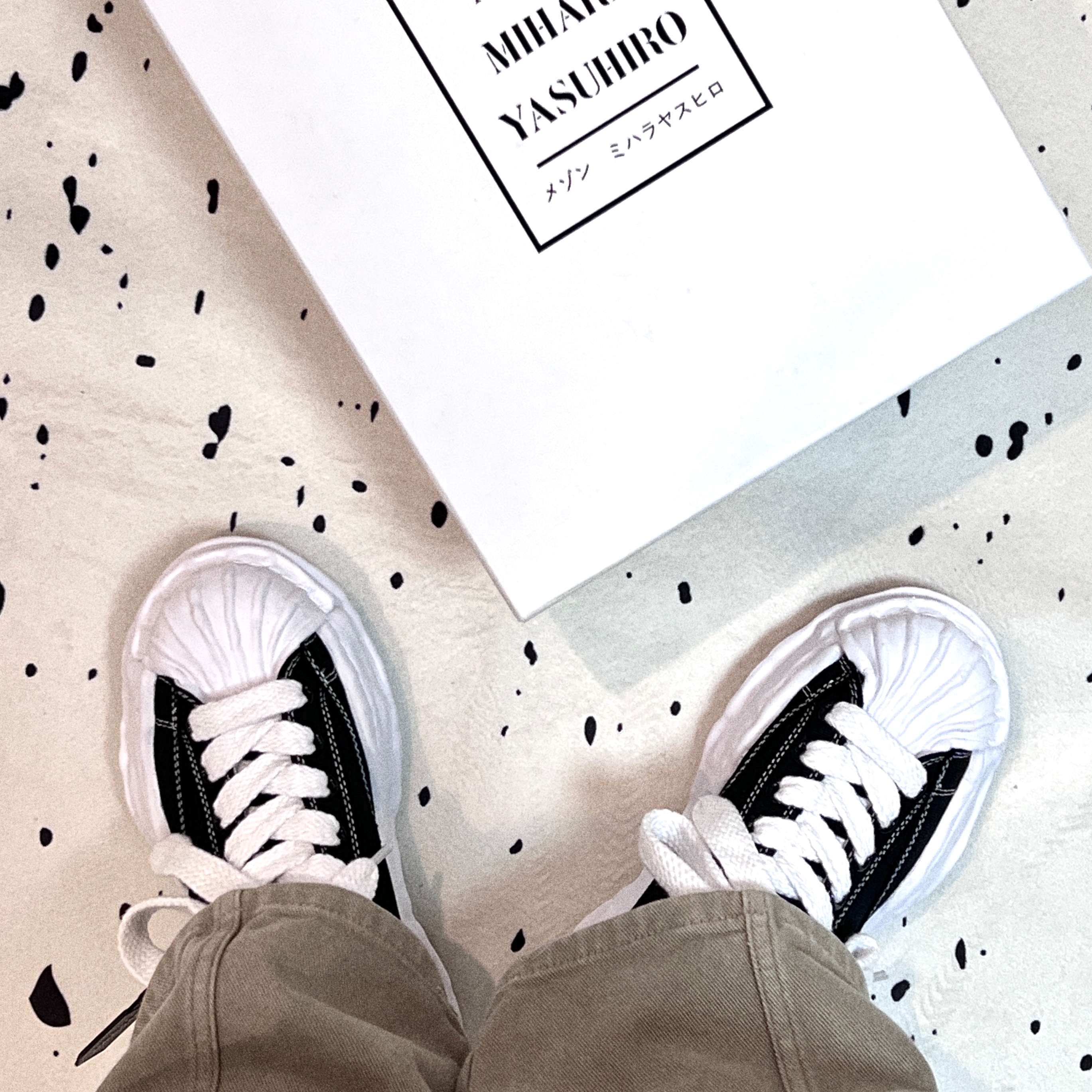 Maison Mihara Yasuhiro Blakey OG Sole Canvas Low-top Sneakers Black White 착용 스타일 - 1