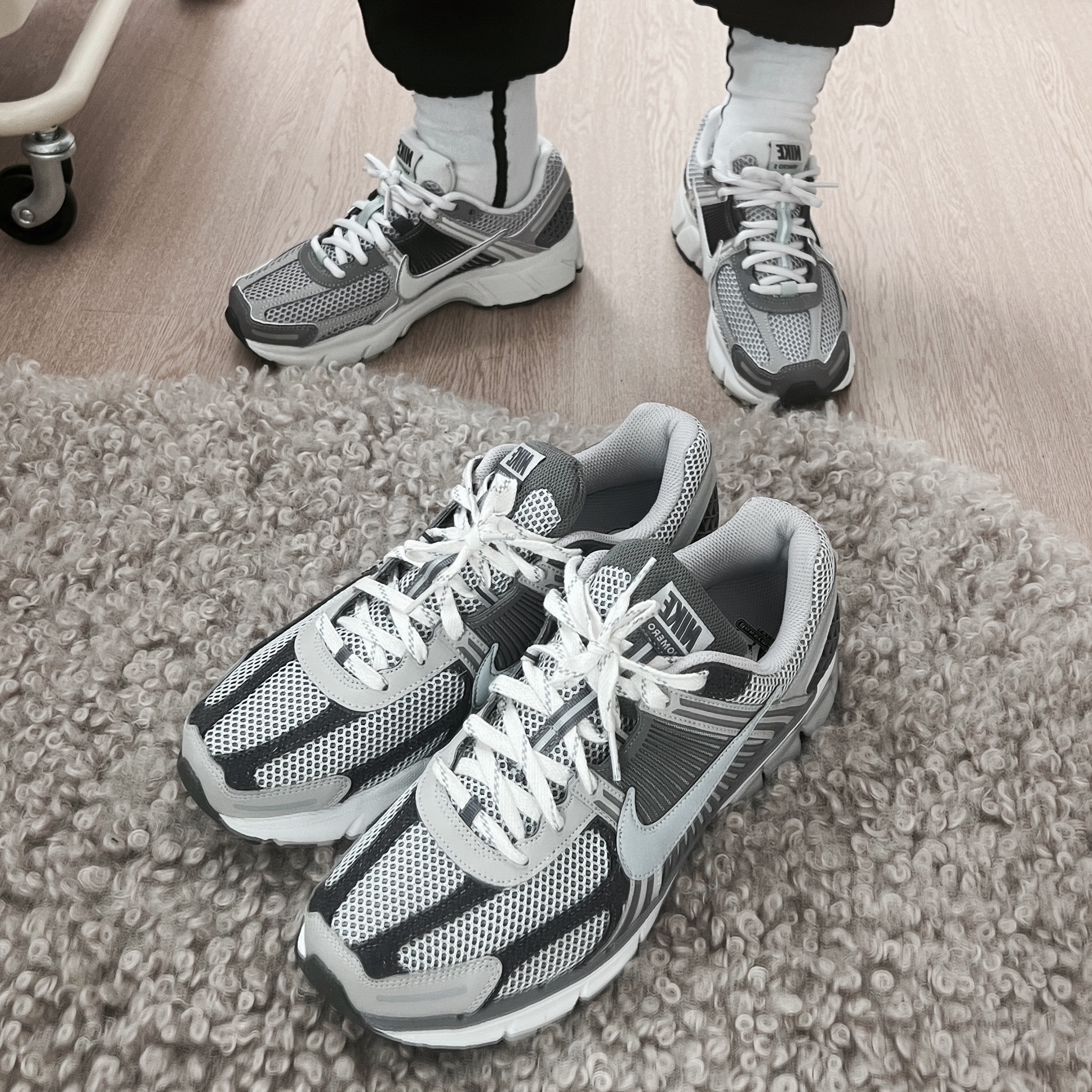 Nike Zoom Vomero 5 PRM Light Iron Ore and Flat Fewter, (W) Nike Zoom Vomero 5 Cobblestone and Flat Pewter 착용 스타일